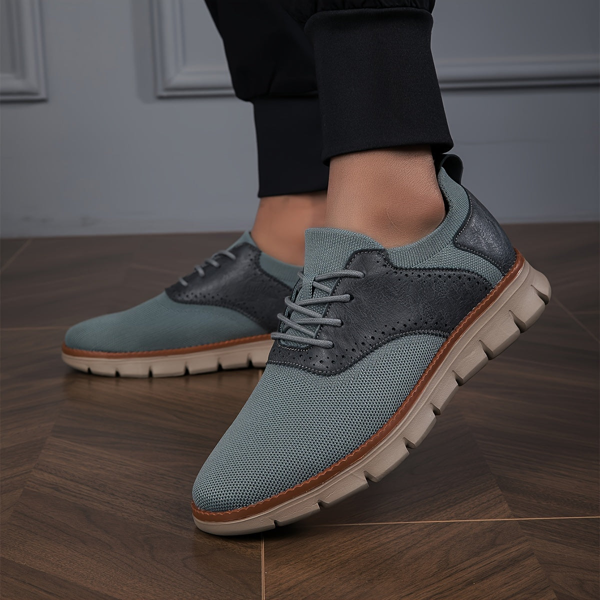 Havoni o'tkazuvchi engil ko'k to'qilgan tasodifiy poyabzal, erkaklar uchun perforatsiyalangan tafsilotlar, bog'ichli yopilish, EVA taglik va qulay, zamonaviy dizayn.