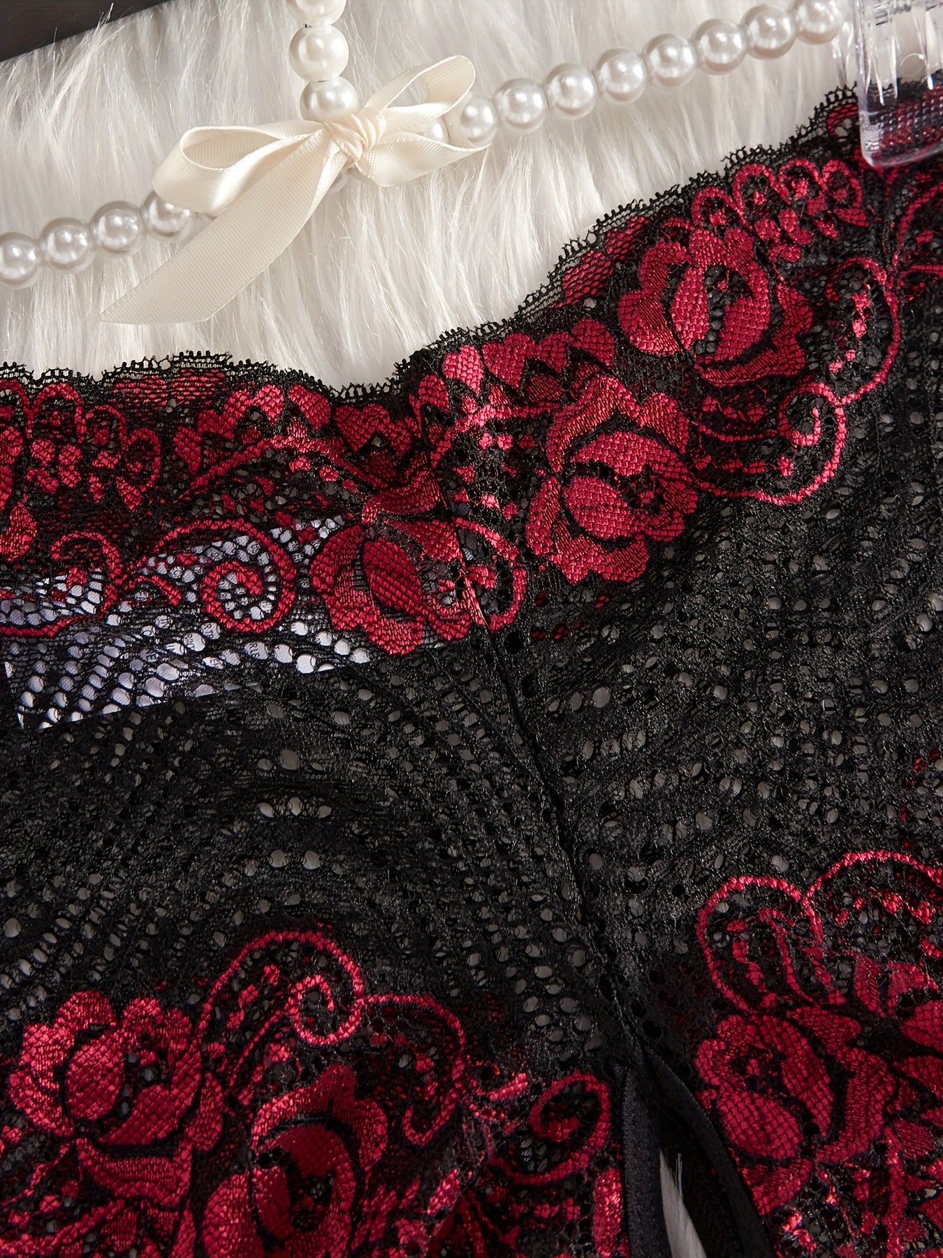 Gul naqshli, ochiq qorinli, o‘rta balandlikda va yarim shaffof dizayndagi ichki kiyim, sexy ichki kiyim uchun mukammal.