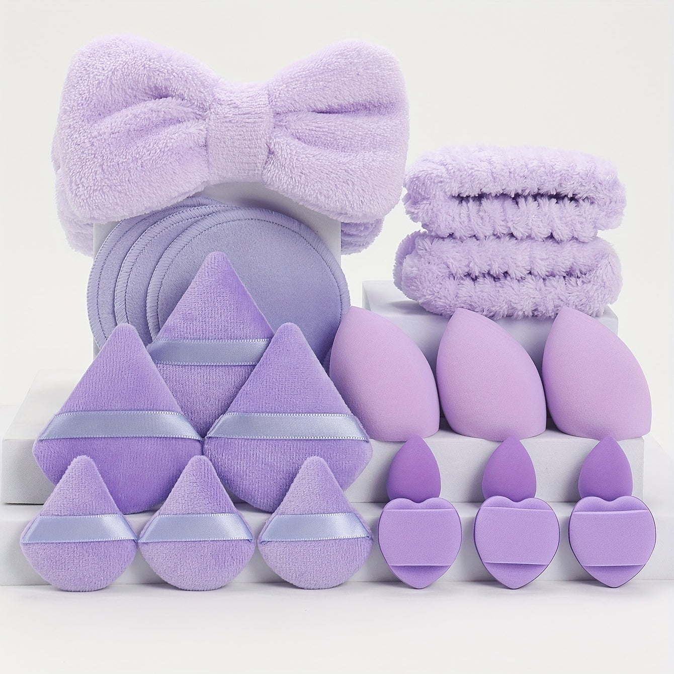 21 ta soch aksessuarlari to'plami, shu jumladan, kapalak boshbandi, bilakbandalar, kukun pufflari, makiyaj gubkalari, barmoq yostiqlari, makiyajni olib tashlash padlari va mini go'zallik gubkalari.