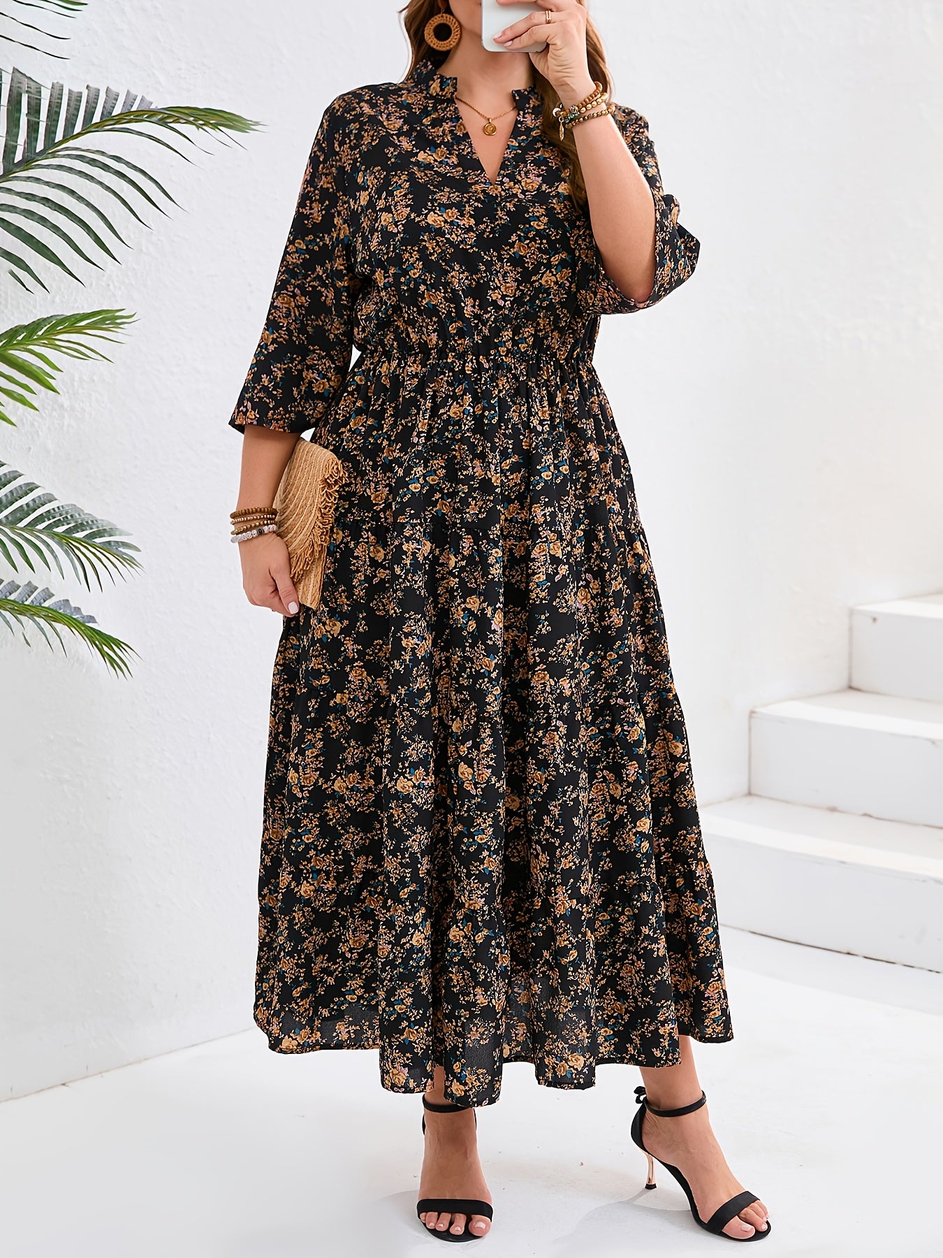 Zarif gullar printi bilan V-yuzi midi ko'ylak, peplum pastki qismi bilan, cho'zilmaydigan polyester matodan tayyorlangan. Har mavsumda foydalanish mumkin bo'lgan ko'p funksiyali uslub.