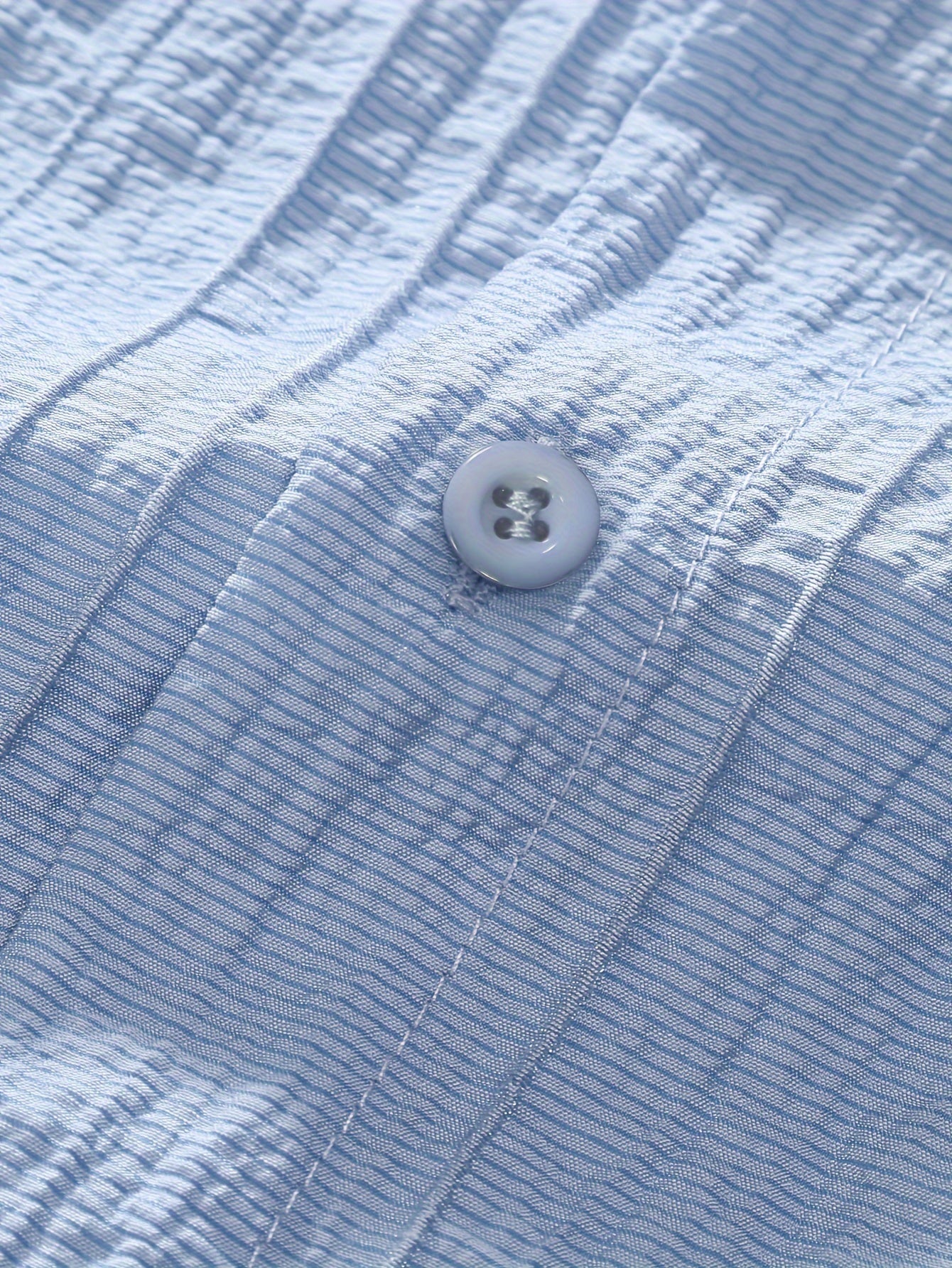 Erkaklar yozgi ko'ylagi, bir xil rangda, yarim shaffof qisqa yenglar, turli xil fitda, lyocell 83% va naylon 17% to'qilgan matodan. Plyaj, ta'til yoki basseyn partiyalari uchun mukammal.