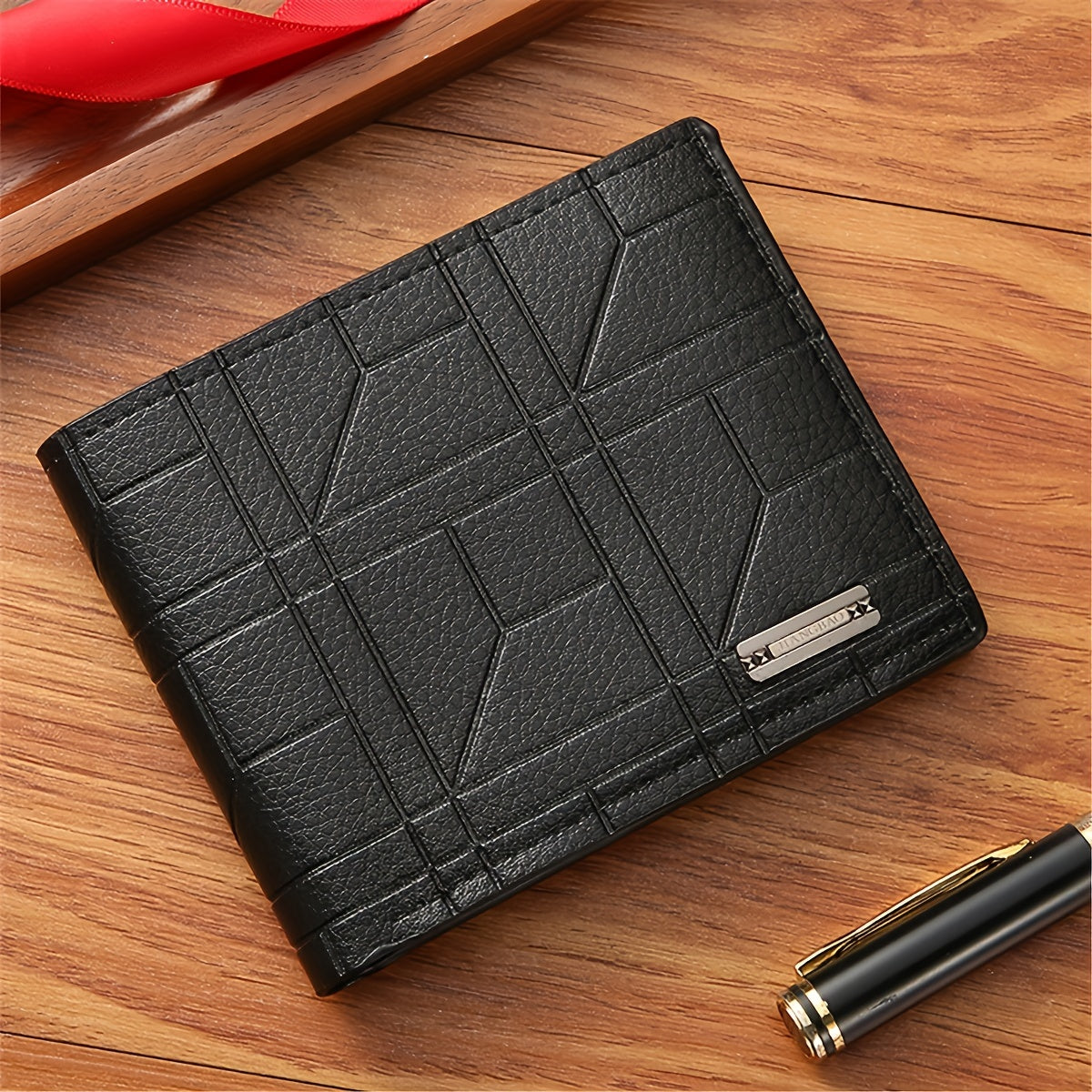 Erkaklar uchun aksessuarlar to'plami: kvarts soat, ko'zoynak, hamyon, sun'iy charm bilan taqilgan taqinch.