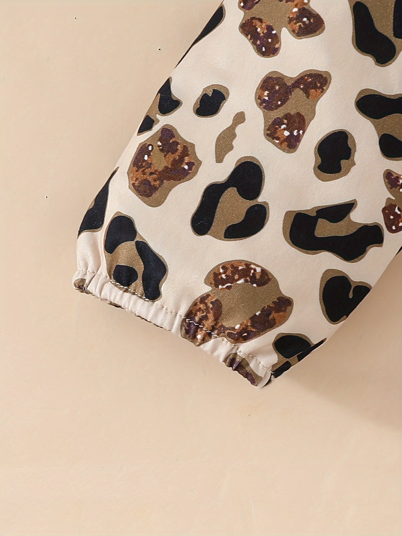 Uzoq yengli ko'ylak va shimlar bilan bosh o'ralgan uch qismli to'plam.