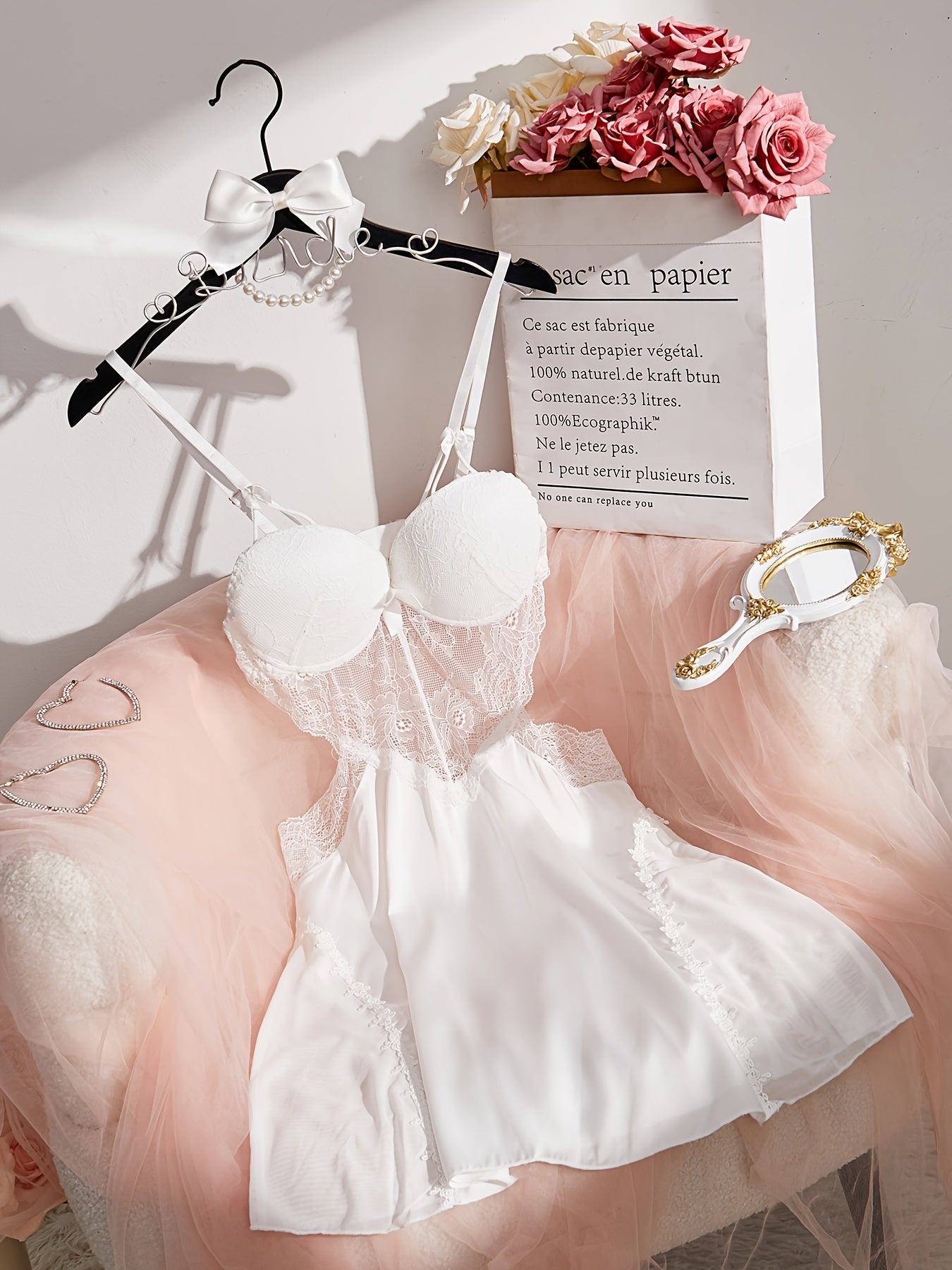 Orqa qismi ochiq, ipli yengli dantel tunika: ayollar uchun jozibali ichki kiyim.