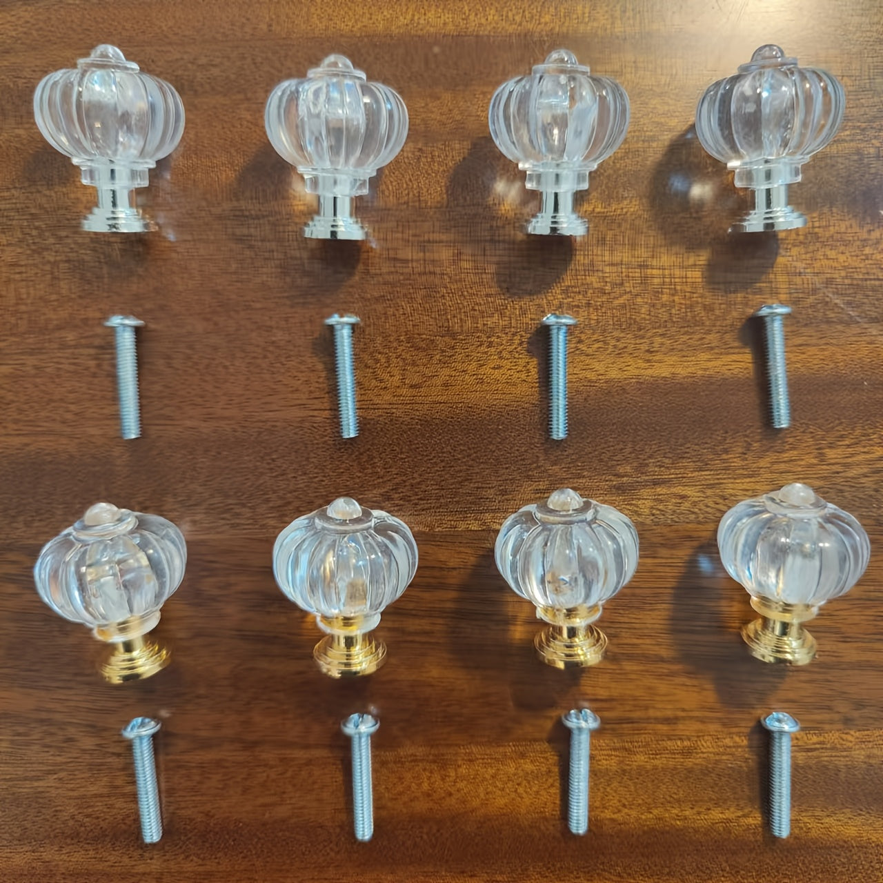 Акриловые ручки из пластика для ящиков, шкафов и гардеробов теперь предлагаются в золотистых и серебристых оттенках.