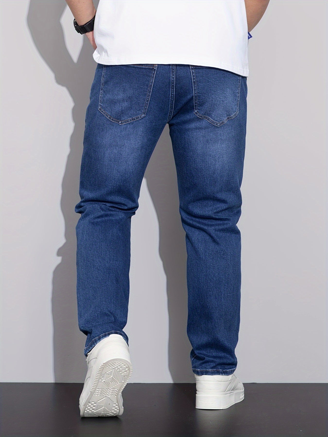 Erkaklar uchun plussiz denim jinsi shimlar, qulay cho'zilish bilan to'g'ri oyoq shimlar, 65% paxta, 33.7% poliester va 1.3% spandeksdan tayyorlangan mustahkam rangli yuvilgan asosiy kiyimlar. 370g/m² to'qilgan mato xususiyatlariga ega.