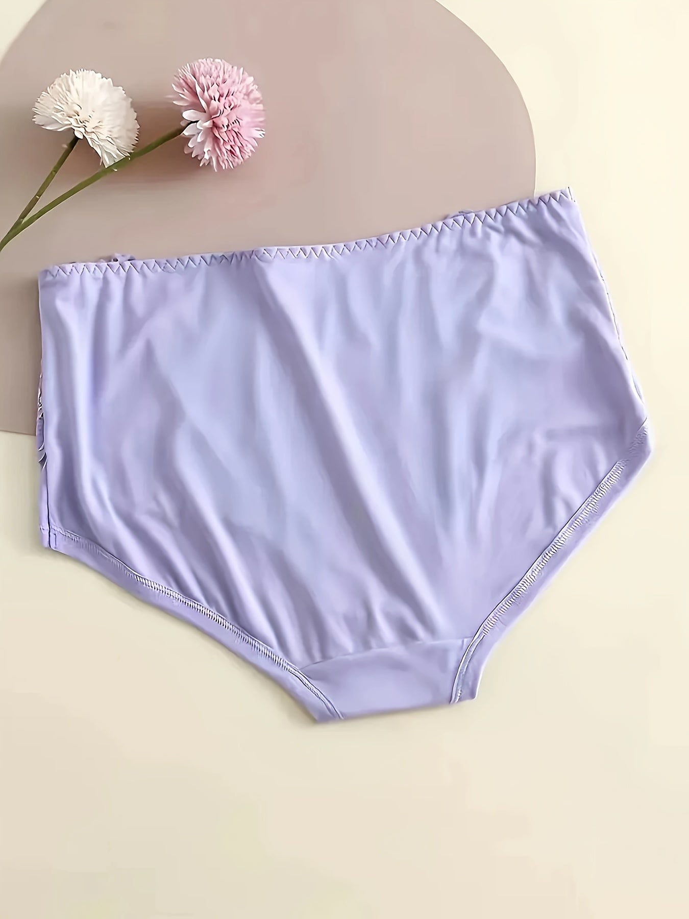 Naylon va spandeks aralashmasidan tayyorlangan, dantel tafsiloti bilan, mustahkam rangda, ozgina cho'ziluvchan va qulay mos keladigan, 4 ta to'plamda taqdim etilgan, nafis yuqori beldagi plussiz ichki kiyim.