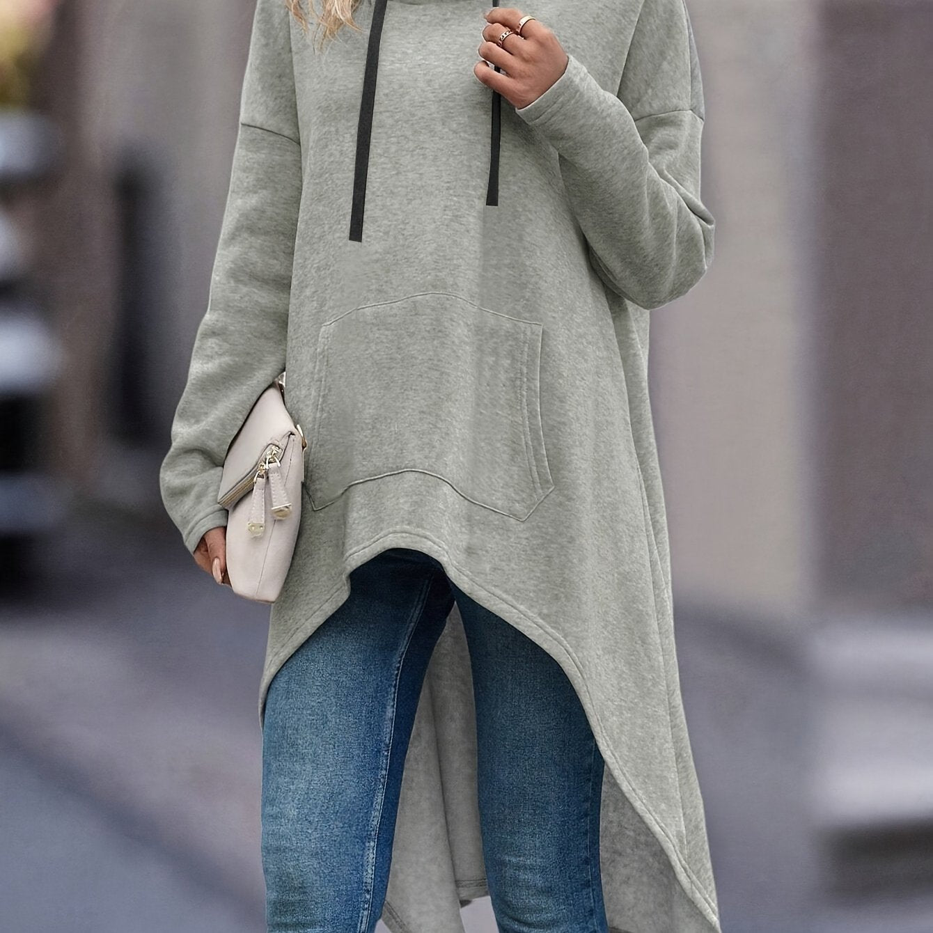 Plus o'lchamli uzun ko'ylakli yuqori pastki bo'yinli hoodie kanguru cho'ntagi bilan