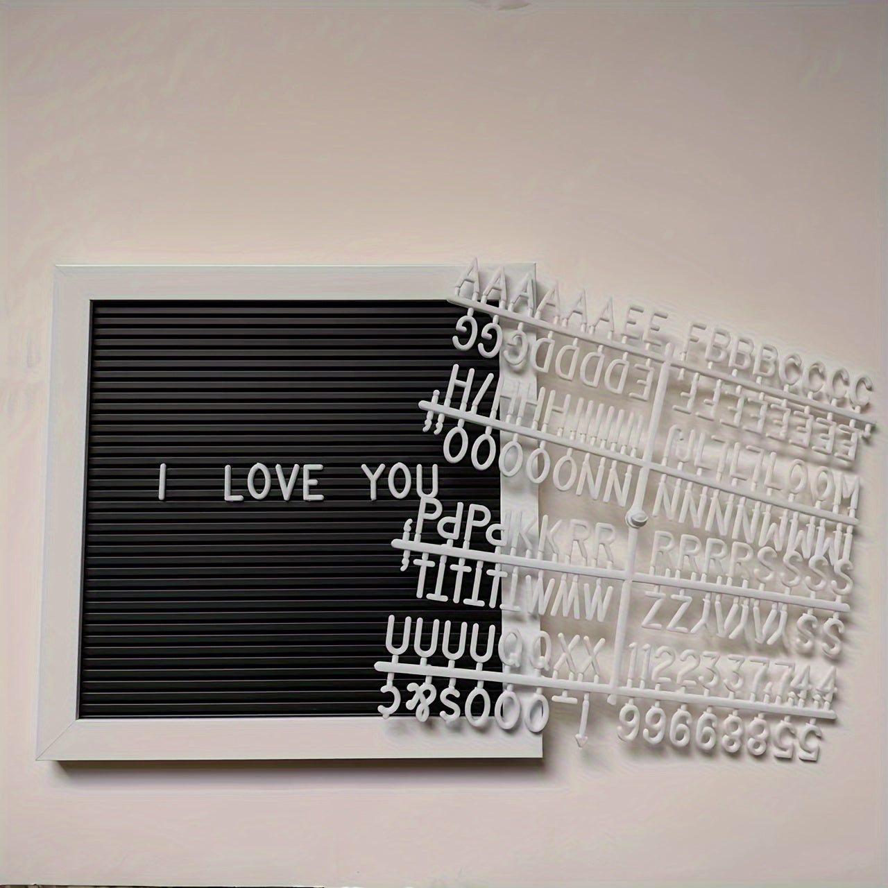 Доска сообщений в блистере 25.4x25.4 см с 147 заменяемыми буквами, цифрами и символами.