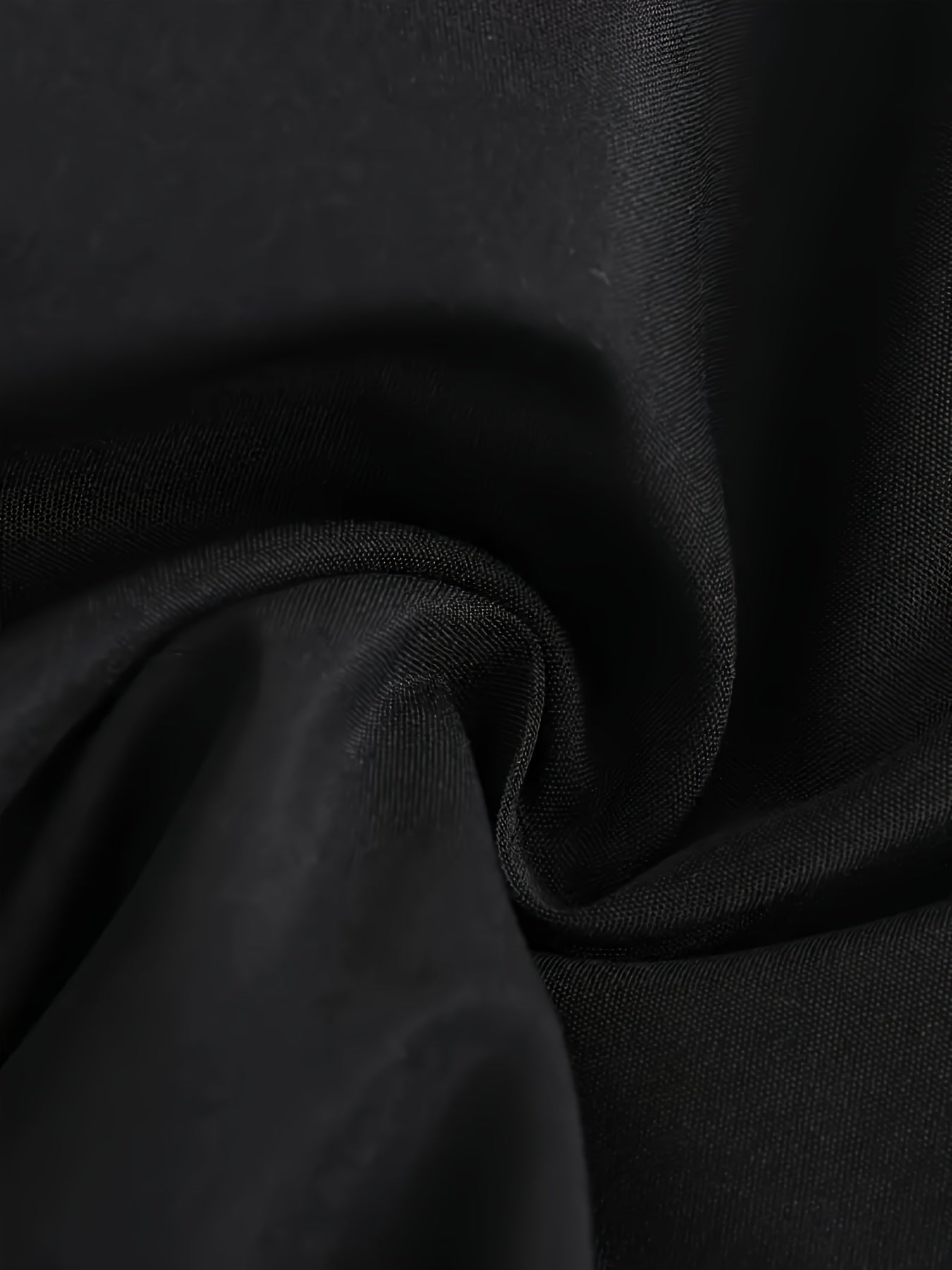 Yozgi va kuz mavsumlari uchun mo'ljallangan, tikuvli detali bo'lgan erkaklar uchun shamol o'tkazmaydigan kapüşonli jaket.