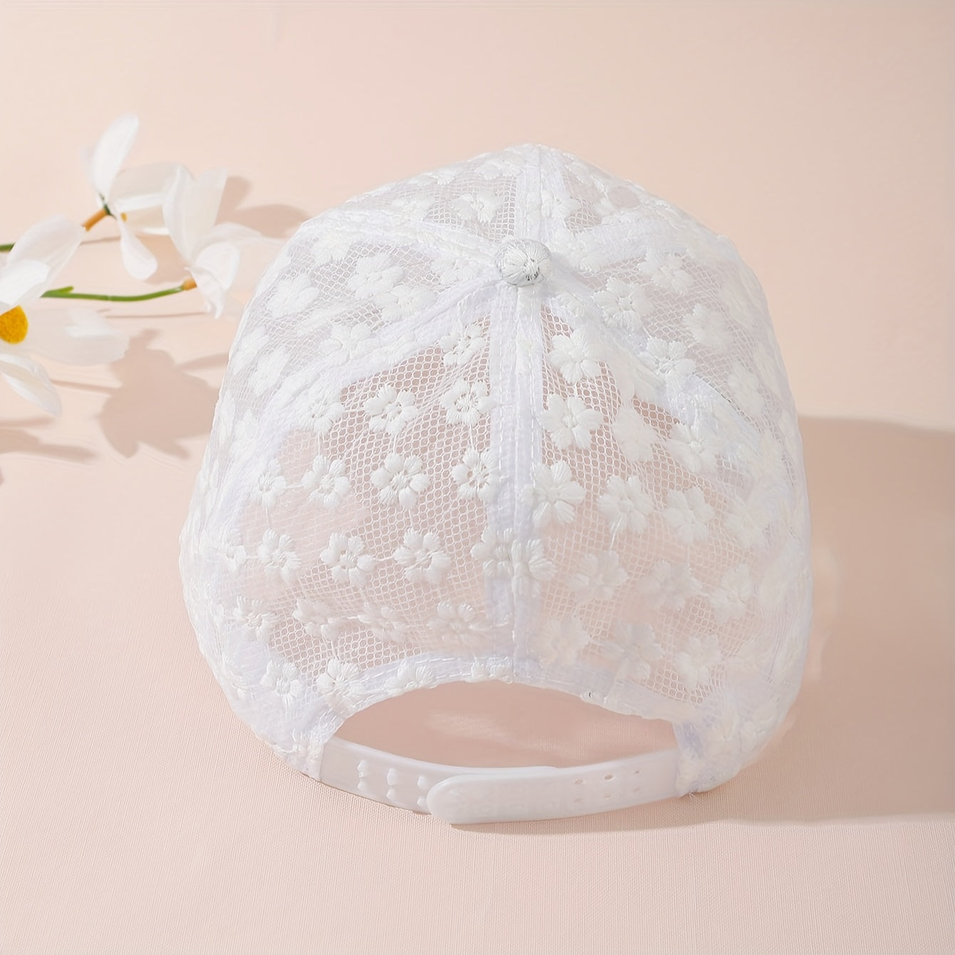 Shamolga qarshi himoya va fantastika mavzusi bilan Sankt-Patrik kuni uchun gullar bilan bezatilgan beysbol shlyapasi. Polyesterdan tayyorlangan, cho'zilmaydigan, tugma bilan yopiladi. Qo'l bilan yuvish yoki quruq tozalash.