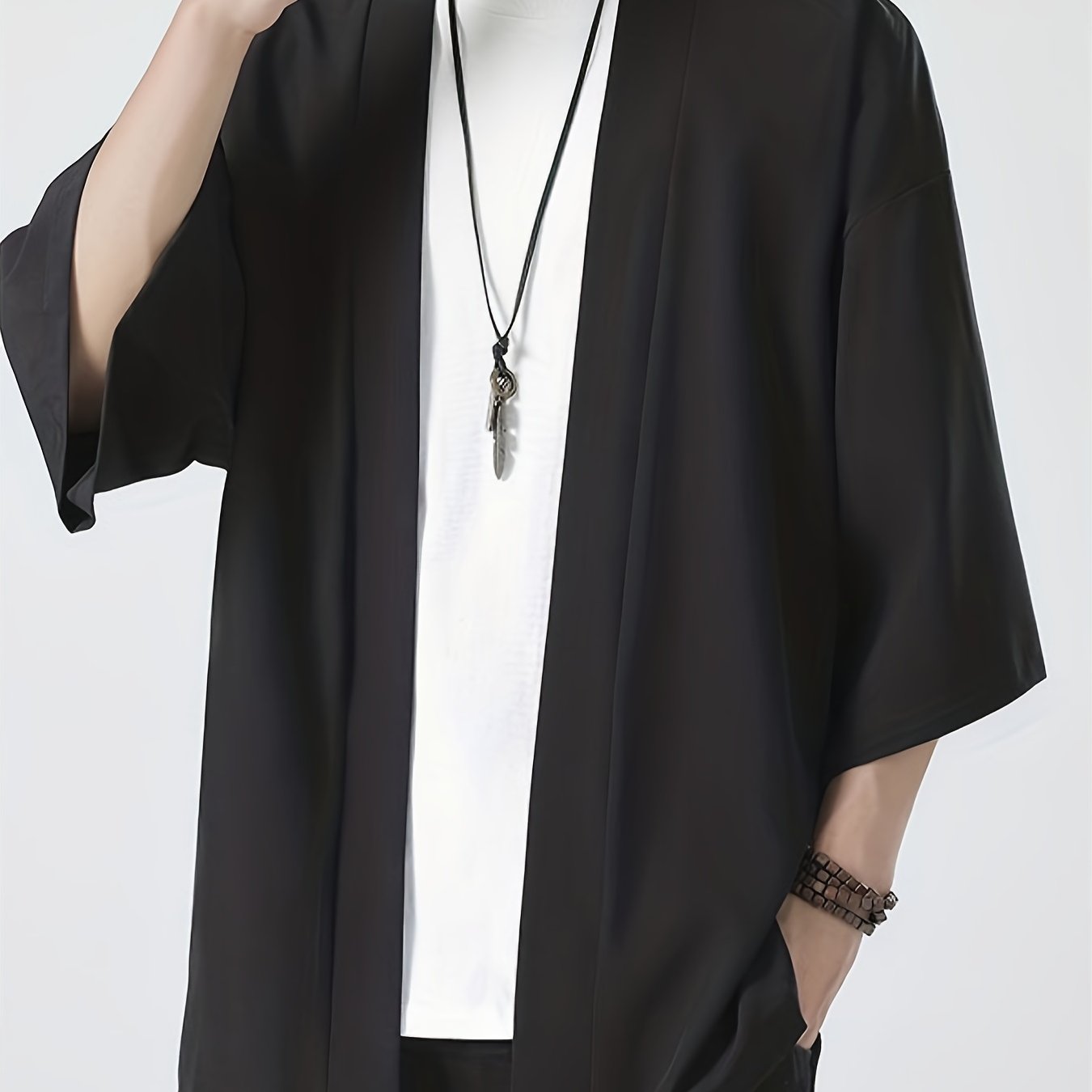 Yengil poliester yapon kimonosi kardigani erkaklar uchun mustahkam xantal sariq rangda, yarim yenglari va ochiq old qismi bilan. Yozgi tasodifiy kiyim uchun mos, yetuk estetikaga ega. O'z ichiga oladi