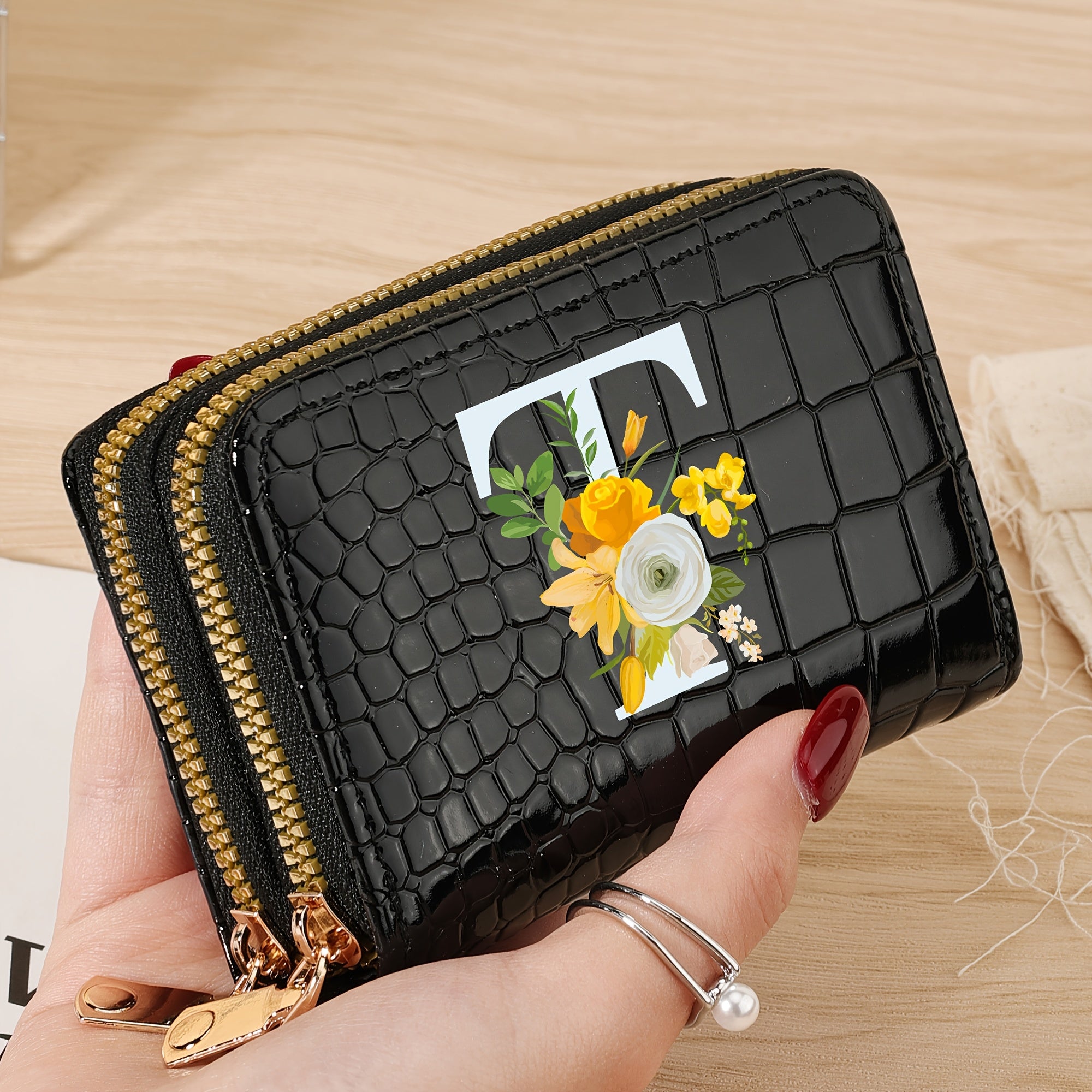 Bir nechta slotlari va zamonaviy fermuari bo'lgan mustahkam kredit karta saqlash sumkasi, maktab, yotoqxona va maktabga qaytish uchun zarur bo'lgan buyumlar uchun.