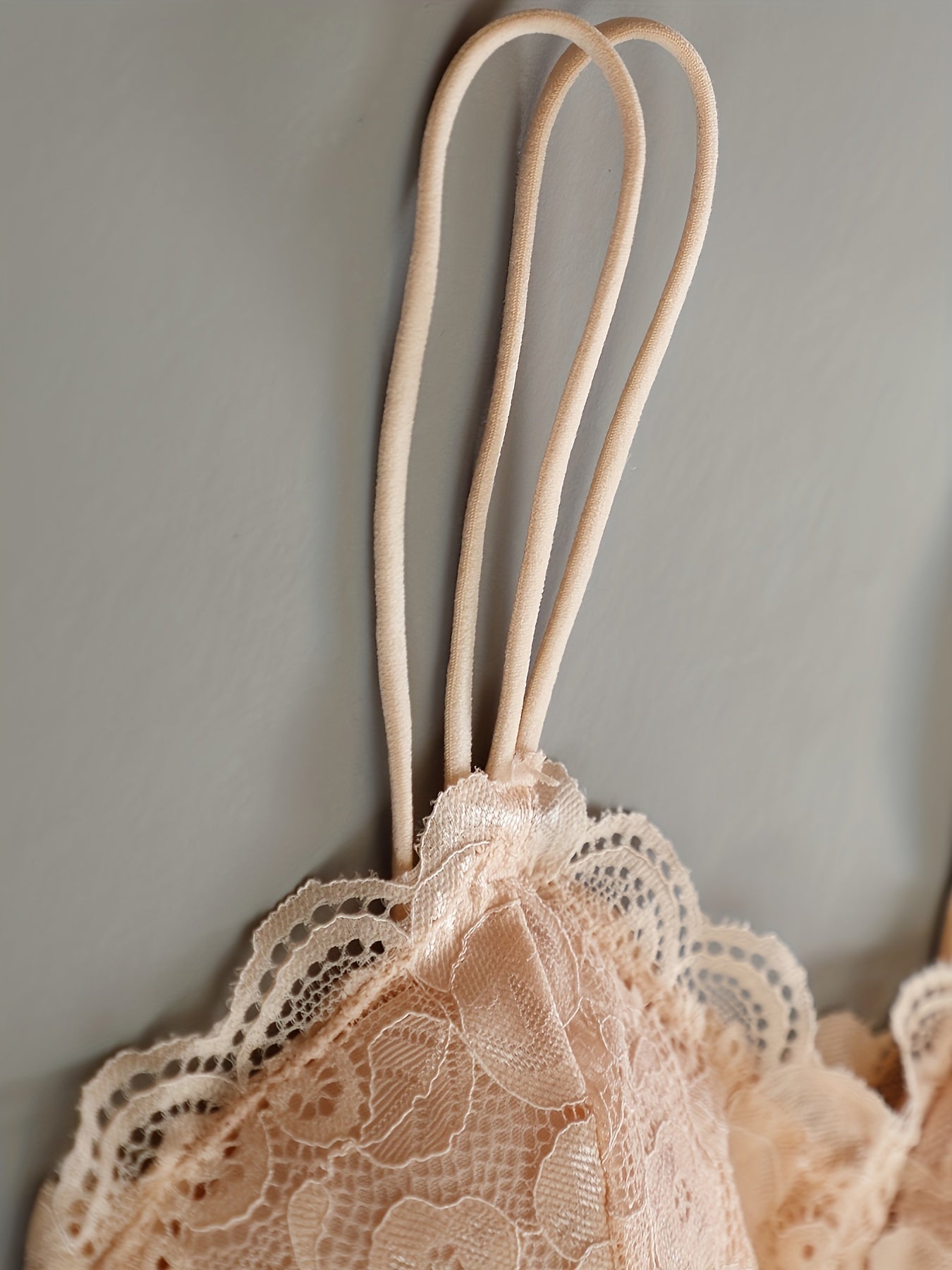 Women's Wireless Lace Bra with Double Shoulder Straps and Soft Padded Navel Top