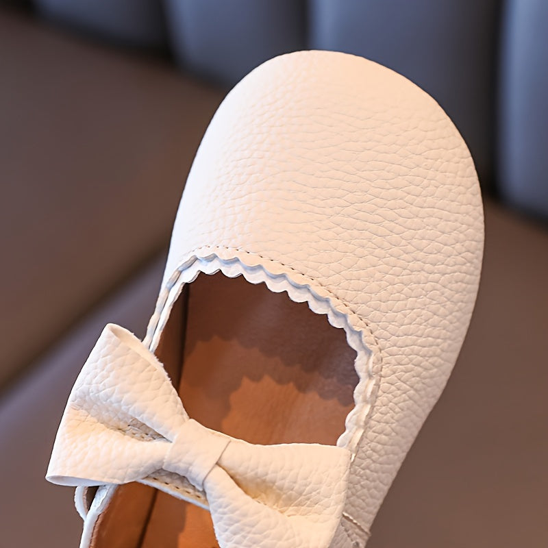 Qizlar uchun chiroyli bog'ich detali, yumshoq taglik, qora, jigarrang va bej rangda yopishqoq tasma bilan yopiladigan tekis poyabzal, qulay yurish uchun mustahkam PU material.