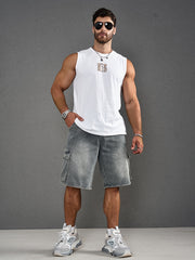 Erkaklar uchun plussiz rangsiz denim yuk shortlari, ko'p cho'ntaklar bilan, oddiy moslashuvda, paxtadan tayyorlangan.