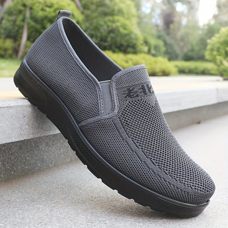 Erkaklar uchun qora rangdagi nafas oladigan, kiyish oson yurish poyabzallari, ochiq havoda faoliyatlar va har kuni qulaylik uchun mukammal.