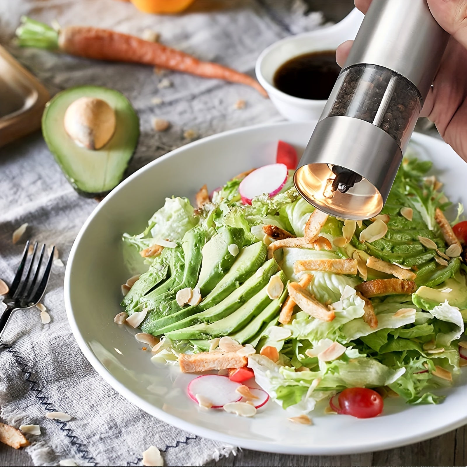 Двухупаковочные электрические мельницы для соли и перца из нержавеющей стали с LED-подсветкой и регулируемой крупностью.