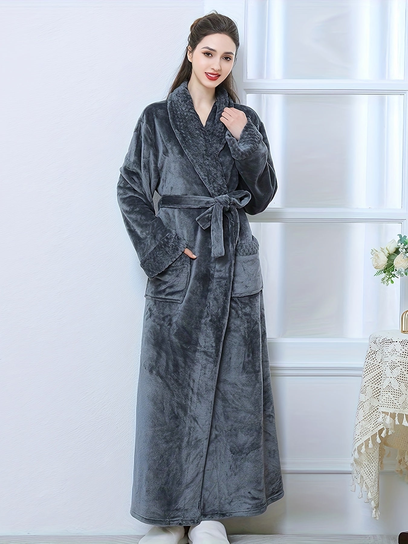 Ayollar uchun plush pushti flanel bathrobe, uzun yenglar, V-qo'l va cho'ntaklar bilan. Qishki iliqlik uchun mashinada yuvish mumkin.