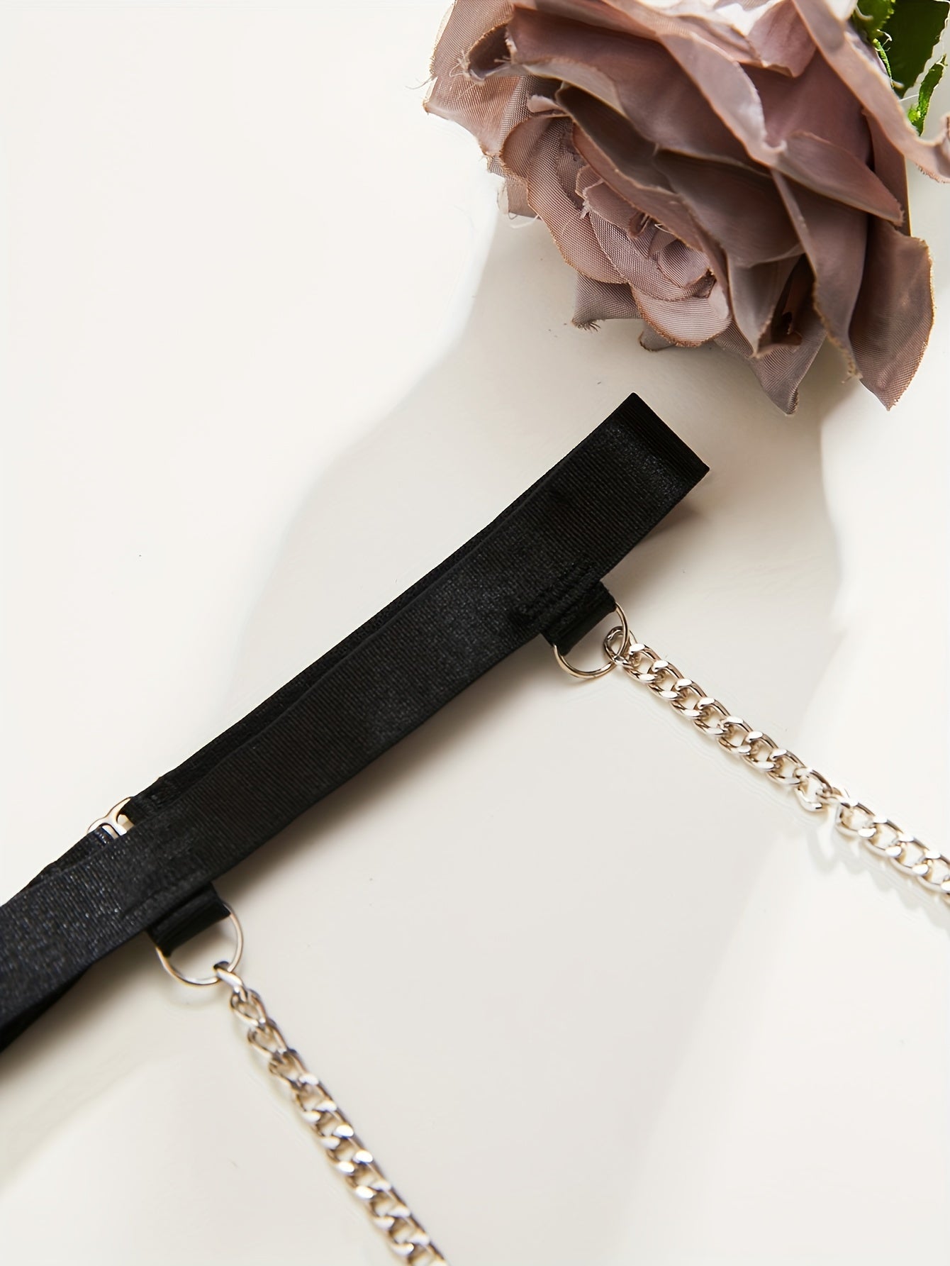 Conjunto de lencería de malla negra con correas de cadena metálica para ropa de noche seductora