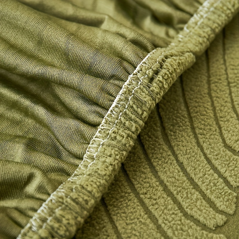 Непромокаемый эластичный чехол для дивана защищает мебель круглый год в любой комнате.