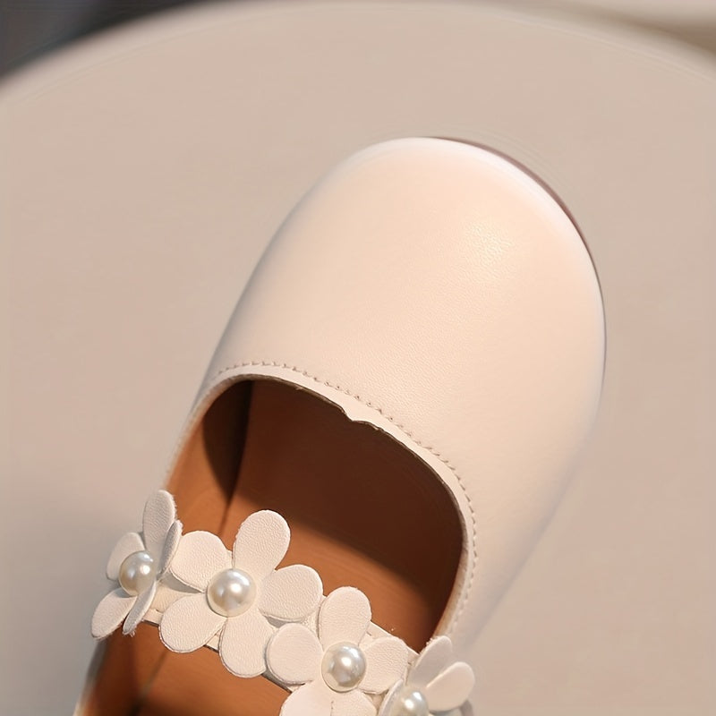 Qizlar uchun marvarid va kristall bezaklari bilan bezatilgan, qulay taglikka ega va ochiq havoda faoliyatlar uchun kiyish oson dizayn.