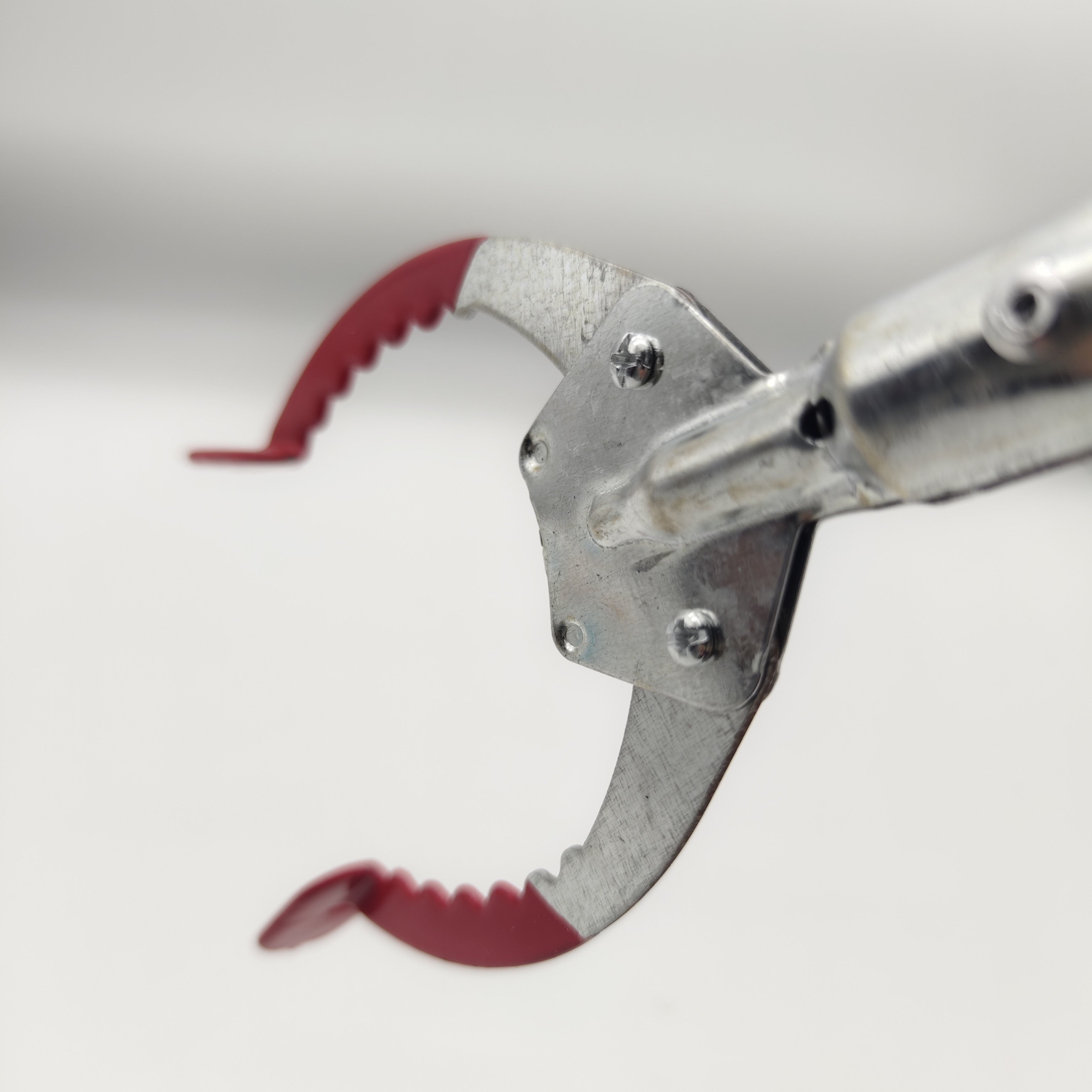 Yengil og'irlikdagi axlat yig'ish vositasi, qariyalar uchun EasyGrip dizayni bilan. Samarali axlat yig'ish uchun metall va plastik materiallar kombinatsiyasidan tayyorlangan. Axlatni osonlik bilan yig'ishga va atrof-muhitni toza saqlashga yordam beradi.