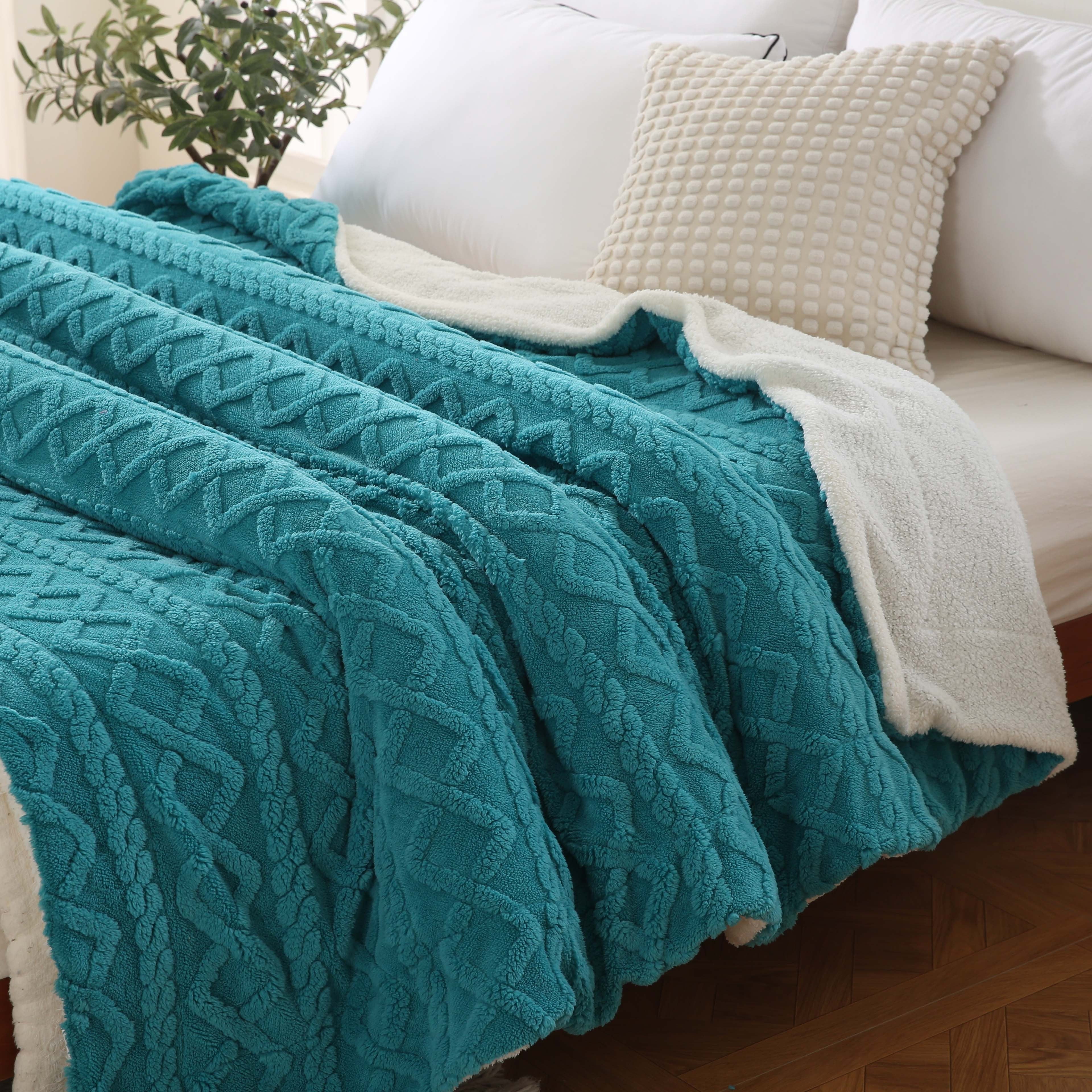 Double-Layer Ultra-Soft Blanket with Wave Pattern for All-Season Comfort