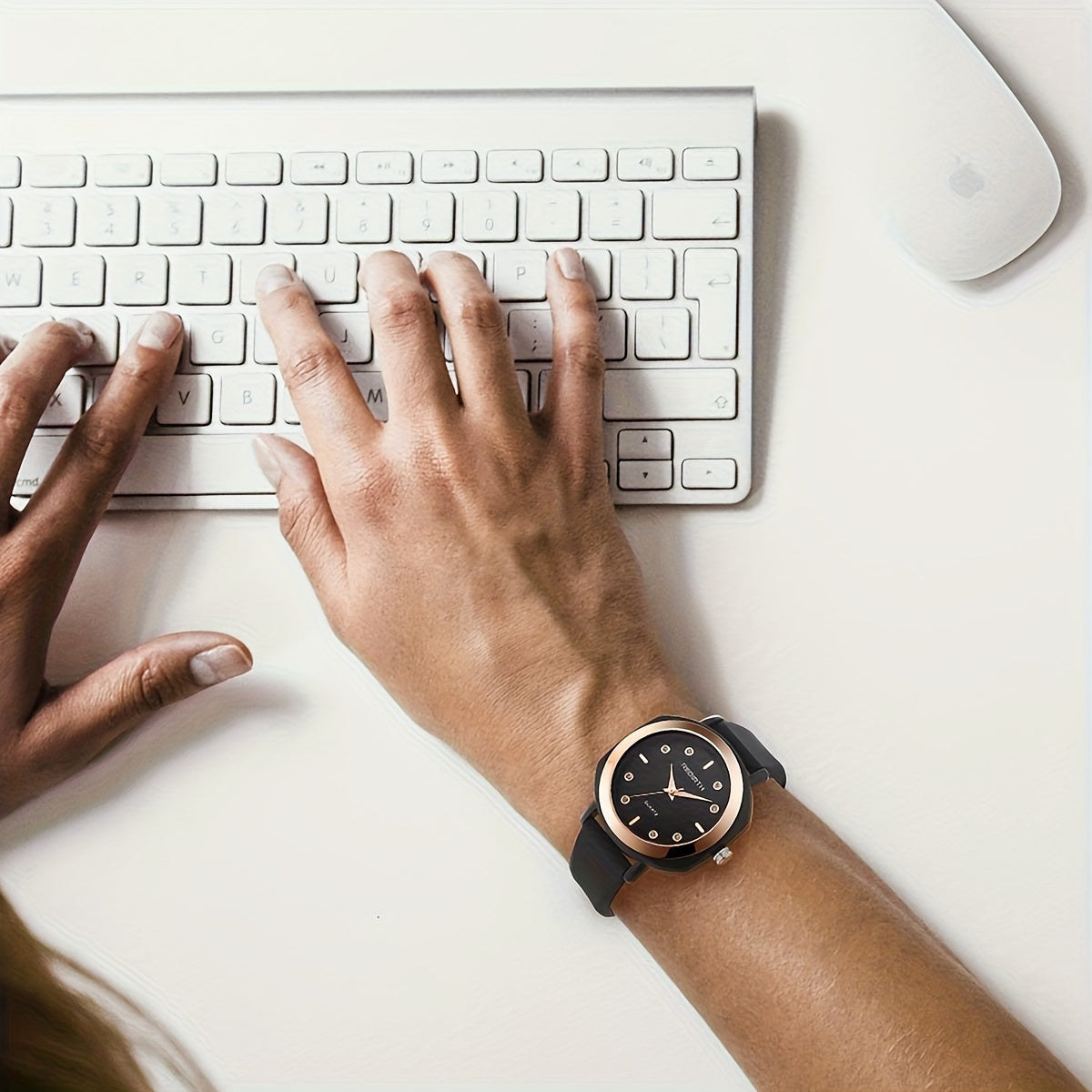 Ayollar uchun kichik kvarts soat, chiroyli silika jel strap va nafis dizayn bilan