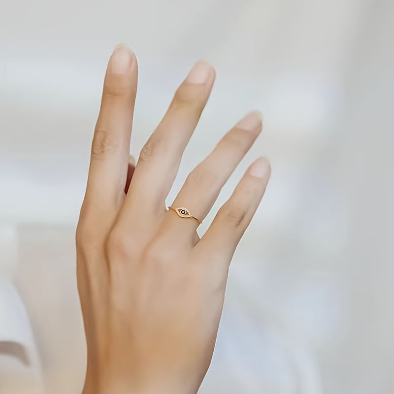 925 sterling kumushdan yasalgan, porloq zirkoniya toshlari bilan bezatilgan, nafis va zamonaviy yovuz ko'z dizaynidagi uzuk. Ushbu yuqori sifatli buyum, muhim tadbirlarda, masalan, to'y yoki nikohda, sevimli insoningizga berish uchun mukammal sovg'adir.