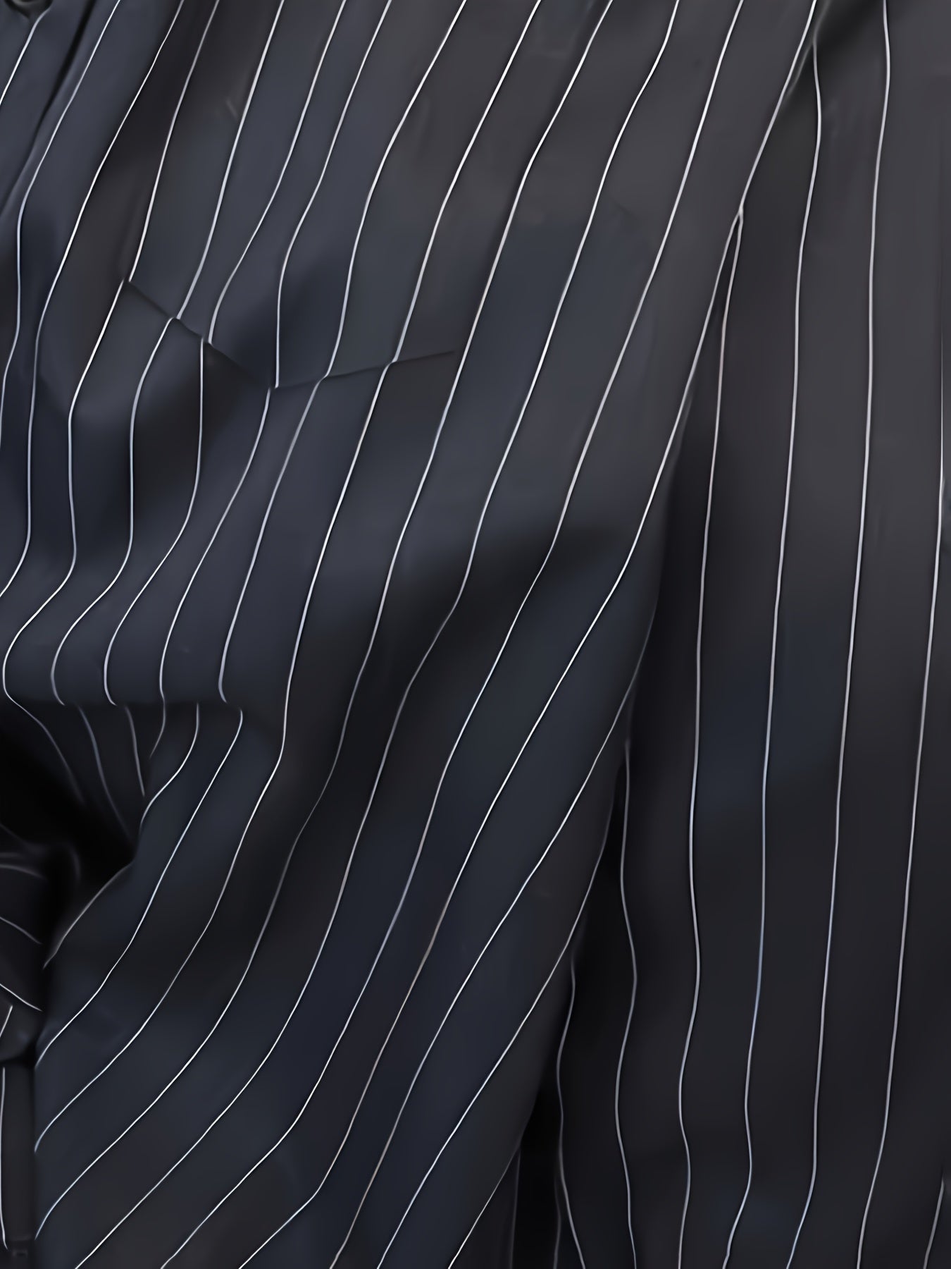 Chiziqli tugmachali ko'ylak, cho'ntaklari bilan, bahor va kuz uchun mukammal.