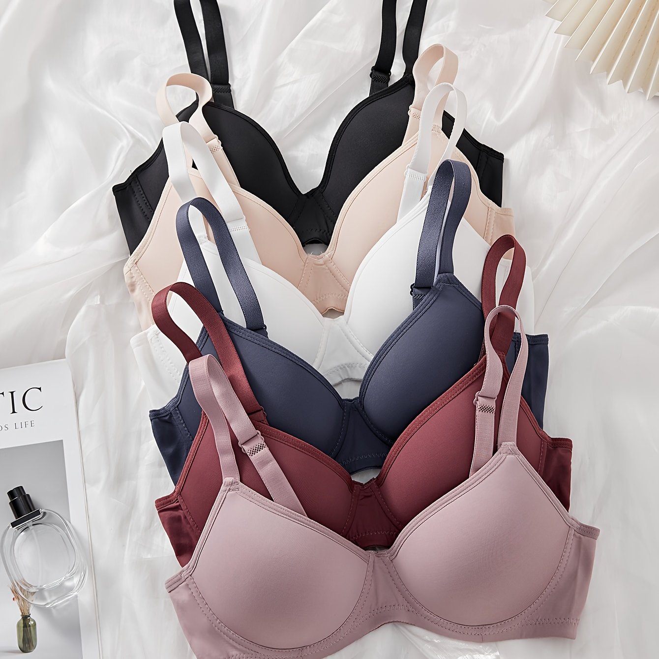 Yengil ko'k va bej rangda 6 ta vintage uslubidagi ayollar uchun push-up brass, yuqori qo'llab-quvvatlash, to'ldirilmagan, simli va yumshoq nylon va elastan aralashmasidan iborat. Qo'l bilan yuvish mumkin.