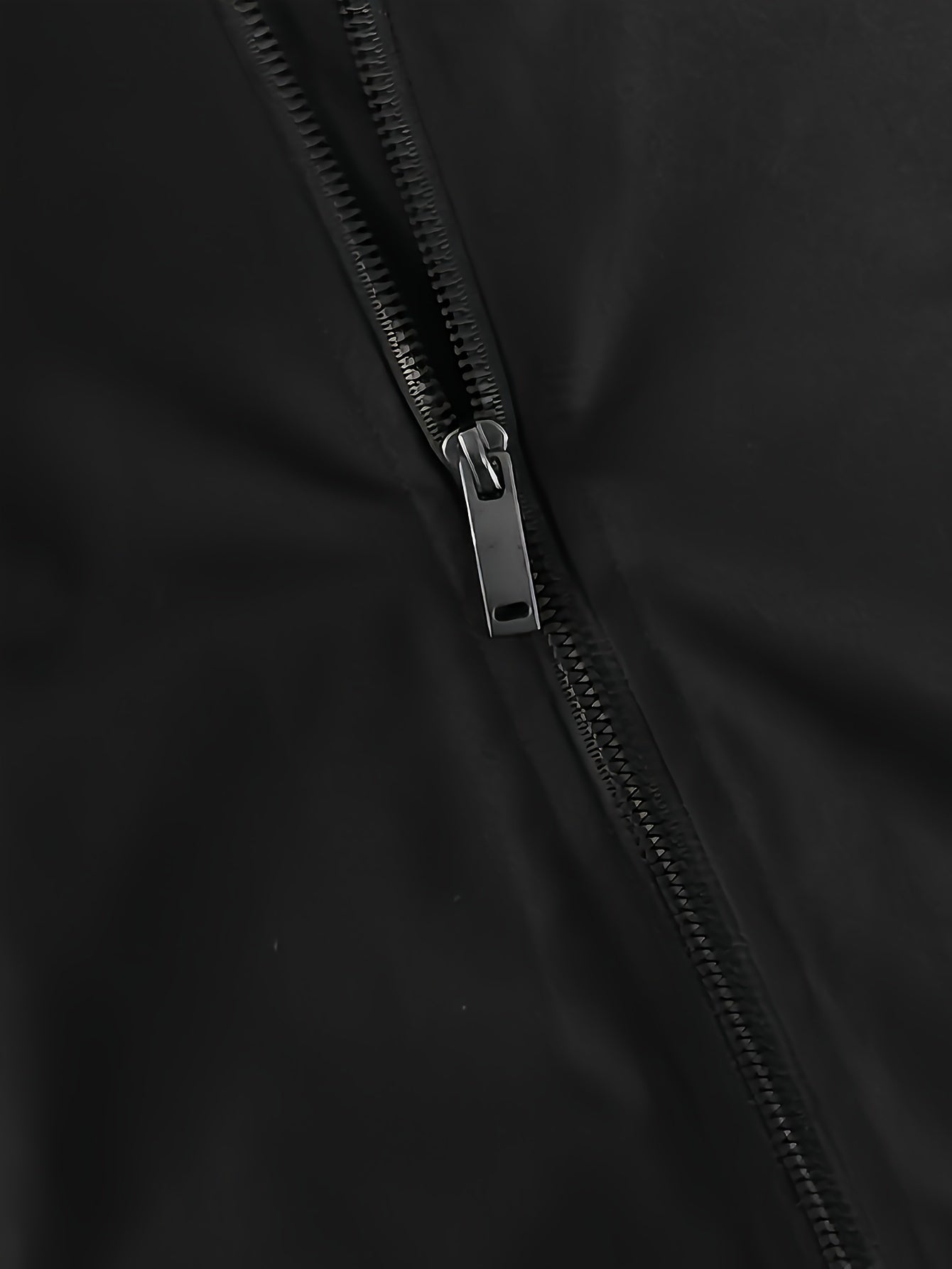 Bir erkaklar uchun tasodifiy bomber kurtkasi 100% engil polyesterdan tayyorlangan, harf bosma, beysbol yaka, uzun yenglar, oddiy kesim, cho'ntaklar va fermuarlı old qismi - kundalik va bo'sh vaqt uchun mos.