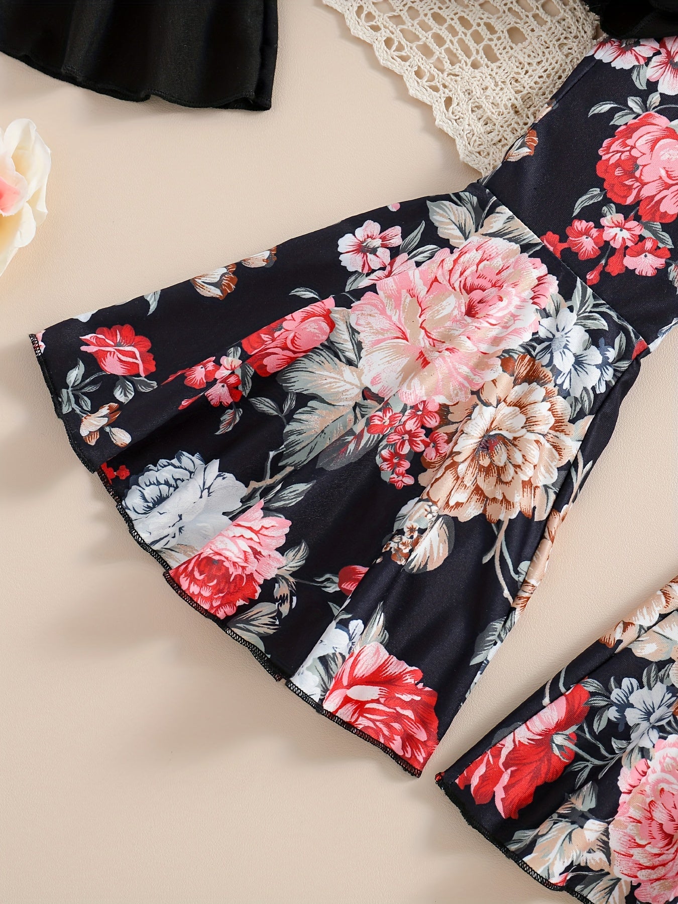 Девчачий комплект из двух предметов: черная блузка с расклешенными рукавами и расклешённые брюки для повседневных и школьных вечеринок