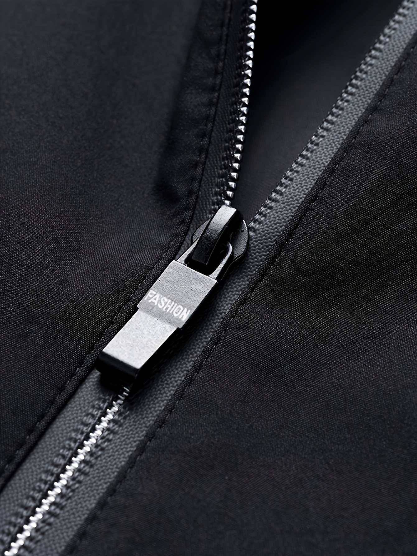 Erkaklar uchun mustahkam kaputli jaket, ish va ochiq havoda sport uchun ideal, yukxona cho'ntaklari bilan.