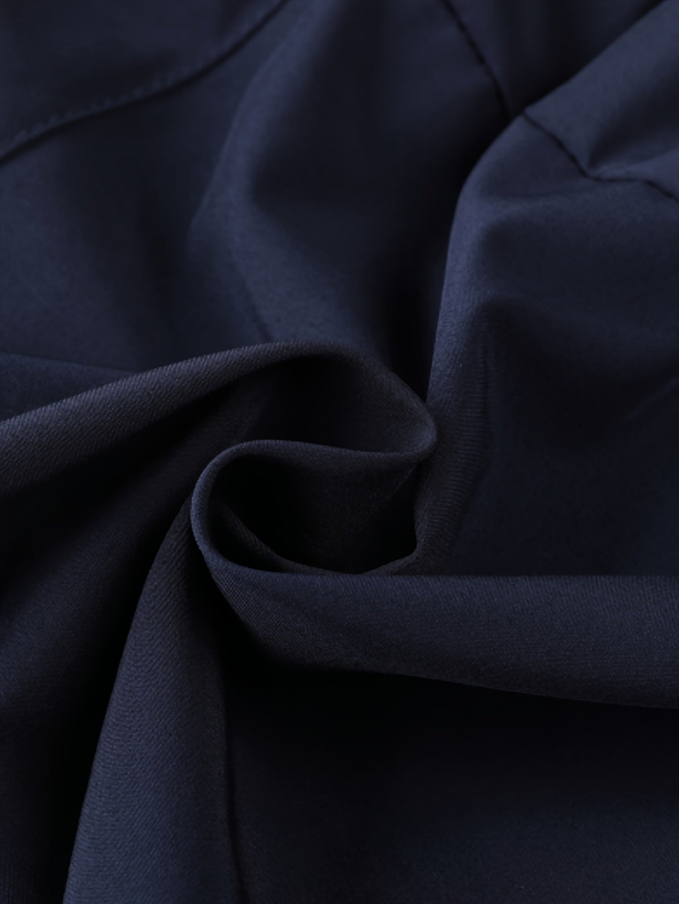 Erkaklar uchun qora aksentli dengiz ko'k sport shortlari, tez quriydigan, nafas oladigan, tortish bilan elastik bel, polyester va spandeks aralashmasidan tayyorlangan.