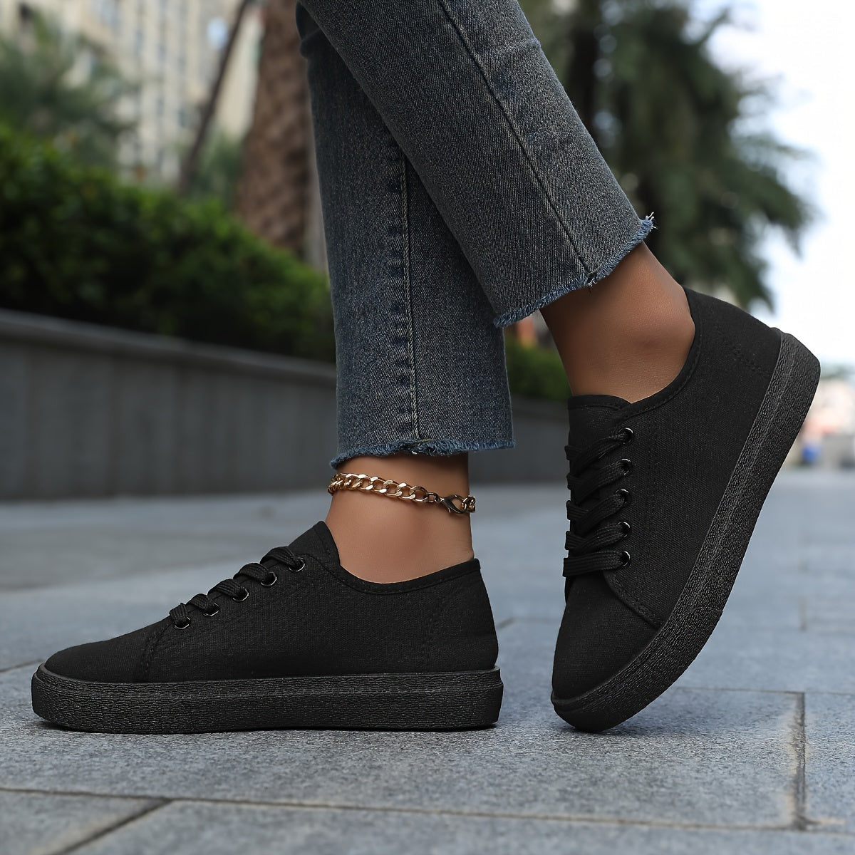 Solid Color Breathable Fabric Low Top Lace-Up Sneakers for All Seasons