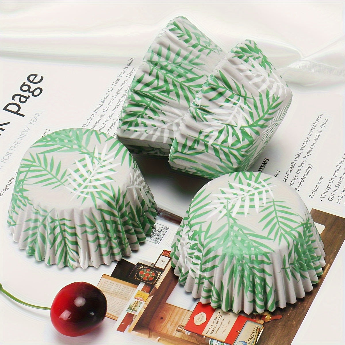 100-Piece Cake and Muffin Paper Set with Hawaiian Pattern for Parties