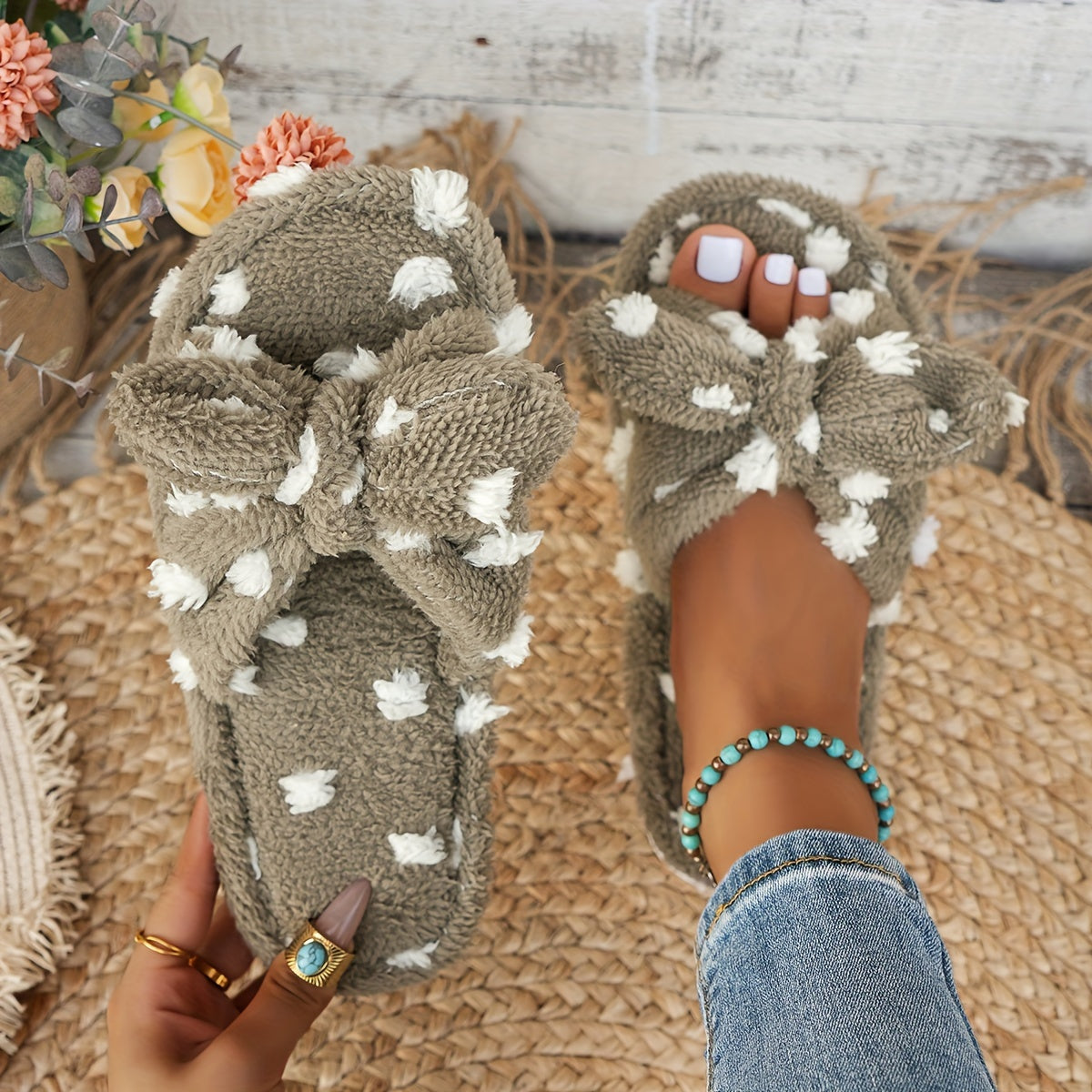 Ayollar uchun polka nuqta bilan bog'langan yumshoq va issiq ichki poyabzal slippers