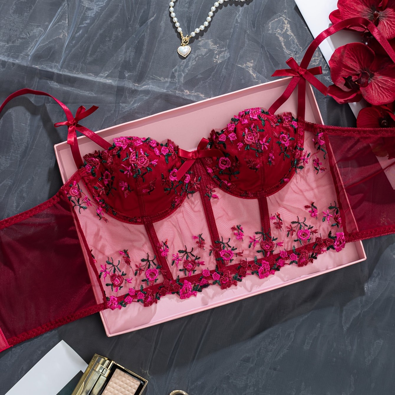 Orqa bo‘lsiz bra, bezakli tarmoq, sozlanadigan tokchalar bilan, yarim shaffof, nafis ayollar uchun