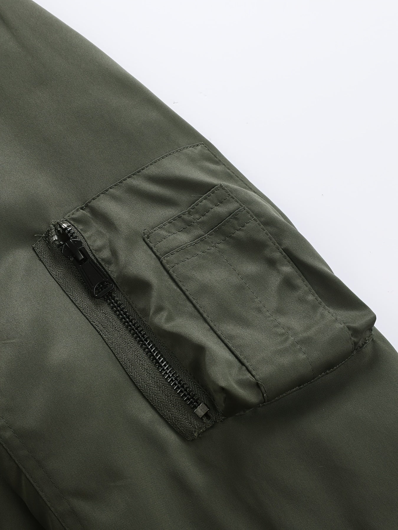 Erkaklar uchun plussiz shamol o'tkazmaydigan kurtka, zip yopilishi va beysbol yelkasiga ega