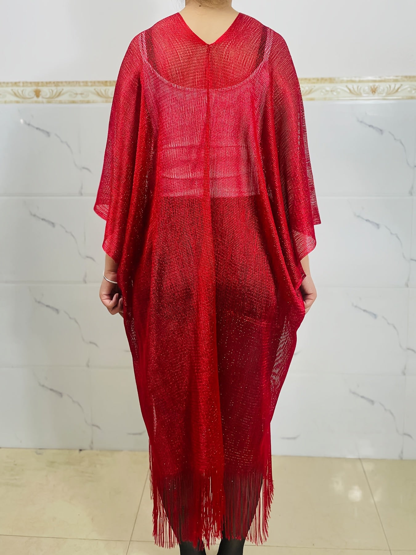 Chal con brillo rojo para mujer con borlas, mangas batwing y abertura frontal