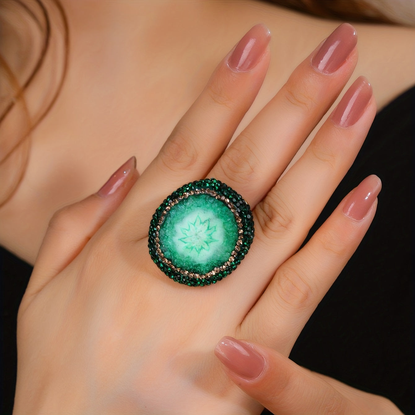 Turli rangdagi tabiiy kristall halqalardan tanlang, ularning o'ziga xos donalari va shakllari mavjud. Toshning energiyasining noaniqligini qabul qiling, chunki u Ona Tabiyatning tabiiy energiyasini o'ziga xos tarzda singdiradi.