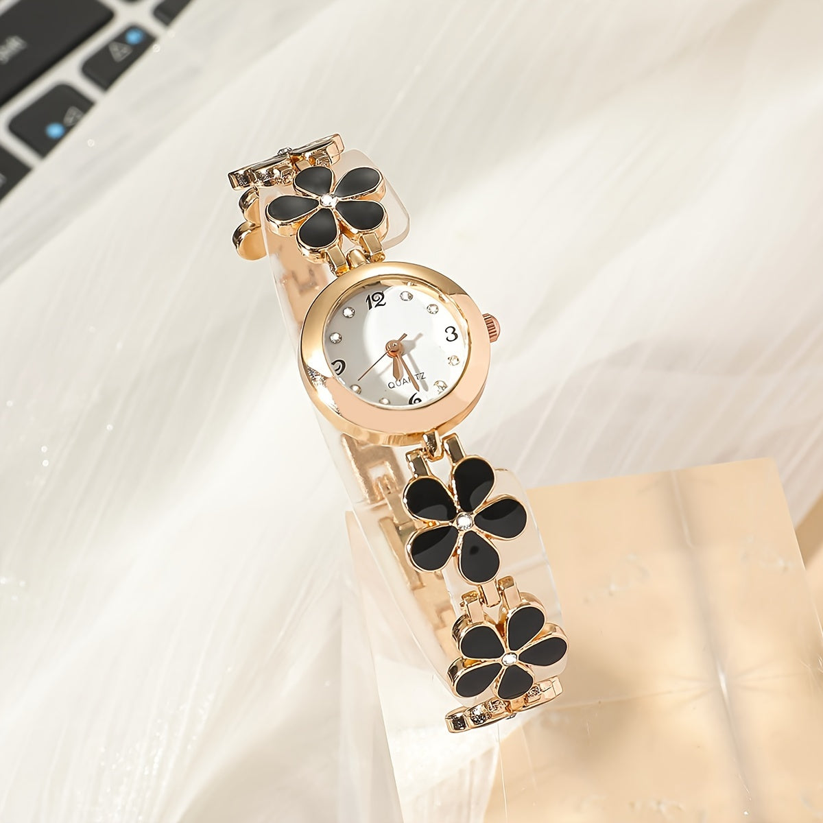 Reloj de cuarzo para mujer con detalles de rhinestone y banda de aleación de zinc con patrón de flor de ciruelo