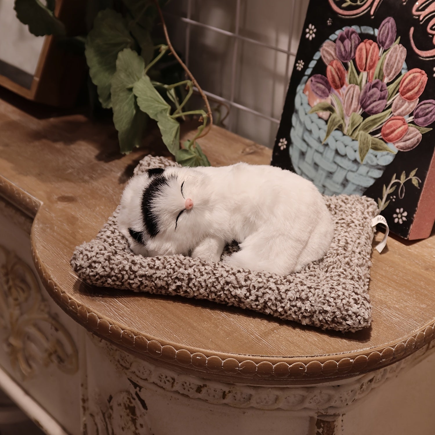 Tegishli sezgir mushuk o'yinchoq - yoshlar uchun mukammal va qiz do'stlariga sovg'a sifatida, uy bezaklari yoki avtomobil ornamentlari sifatida ishlatilishi mumkin. Issiq va yoqimli simulyatsiya uy hayvoni. Bayramlar uchun ideal va