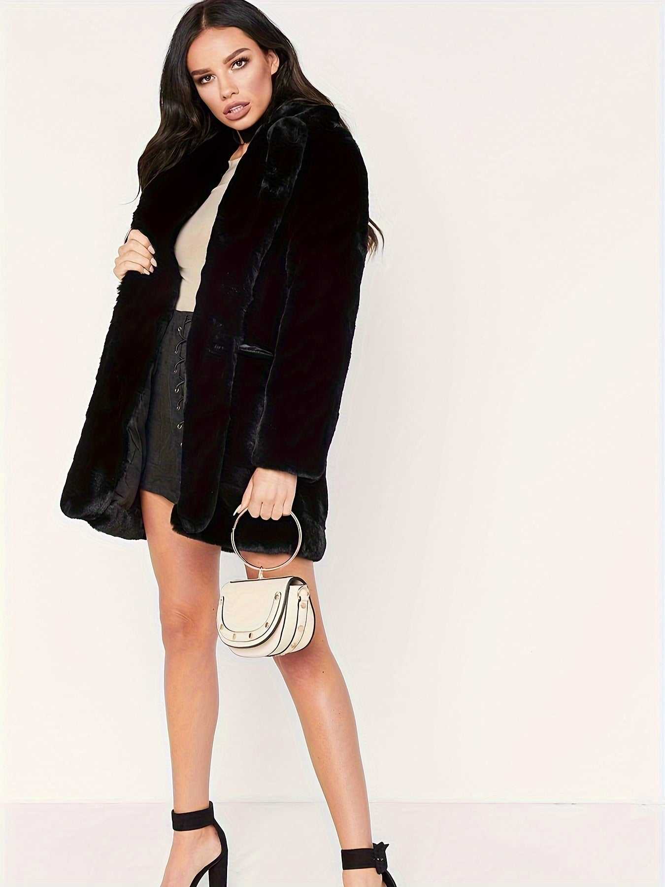 Chic ayollar uchun soxta mo'yna palto, V-qo'ltiq, uzun yenglar va cho'ntaklar bilan. Kuz/qish uchun ideal, qulaylik va uslub uchun yumshoq polyesterdan tayyorlangan.