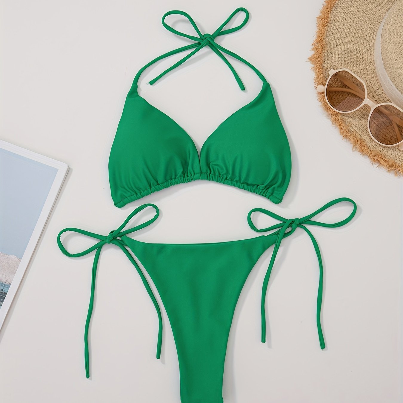 Женский двухпредметный купальник с бюстгальтером на завязках и V-образными плавками.