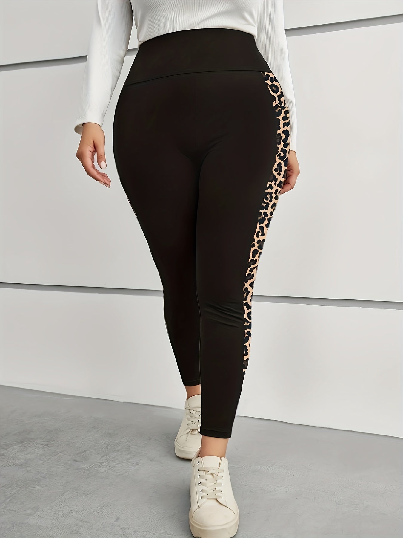 Women's Plus Size Leopard Print High-Waisted Yoga Leggings with Phone Pocket