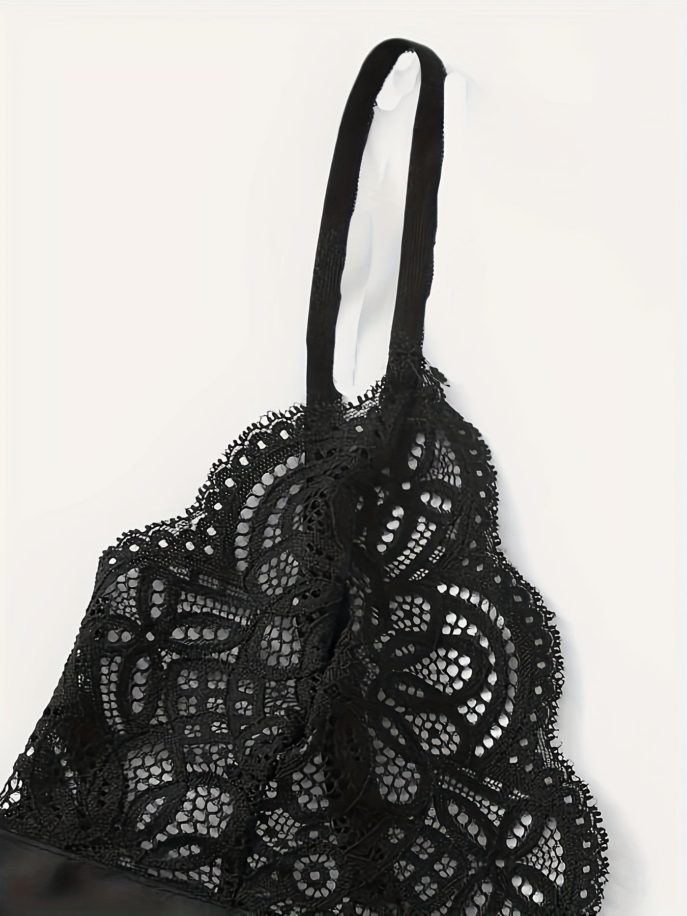 Ayollar uchun chuqur bra va thong bilan dantelli ichki kiyim to'plami.