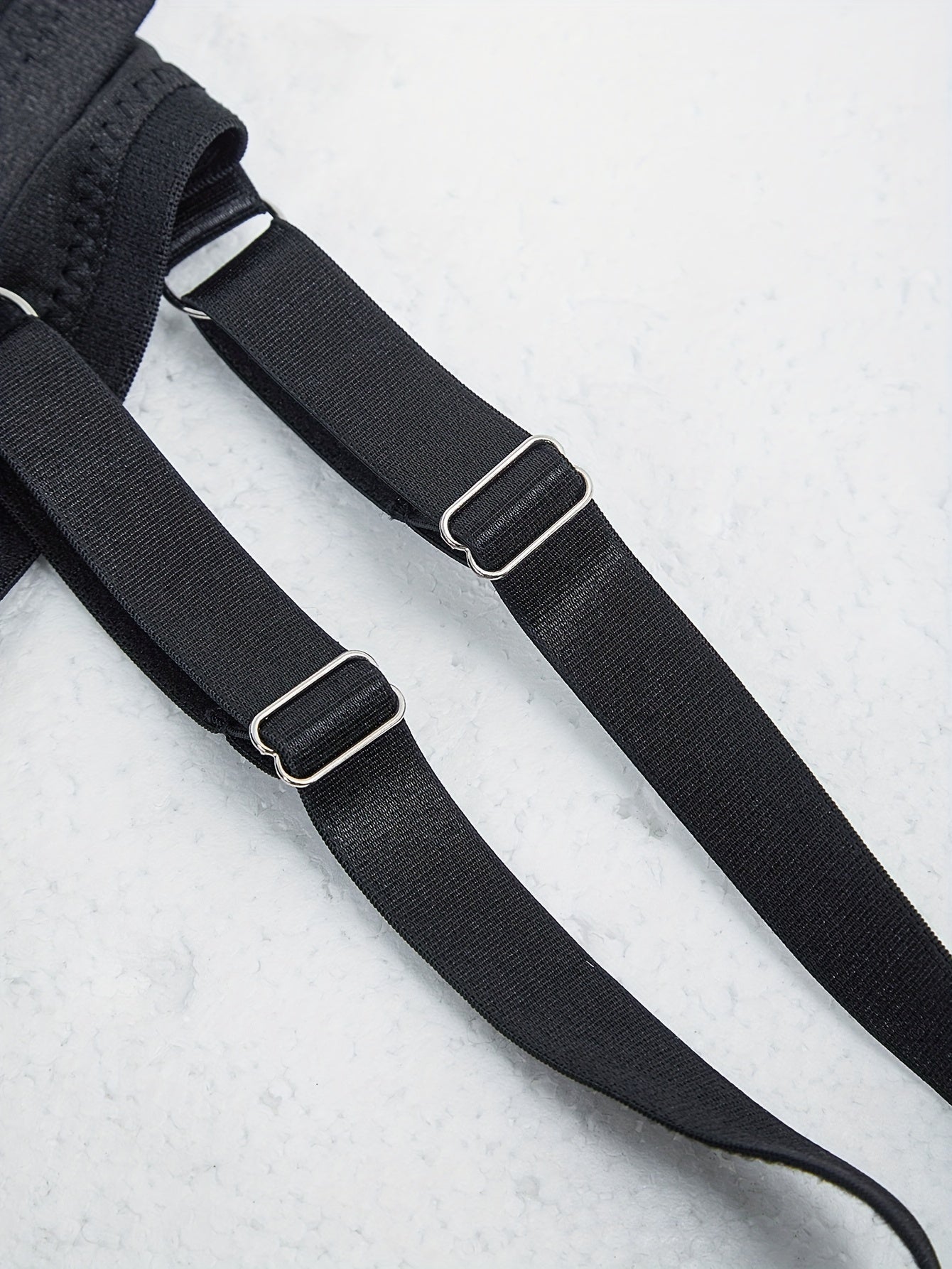 Ayollar uchun Bra, Garter Belti, Thong va Stockinglar bilan Sexy Hollow Out Lingerie Set